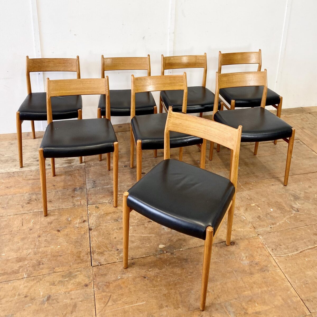 Deuxieme.shop midcentury teak Dinningchairs. Denmark. 8 Schlichte Skandinavische Teakstühle mit Leder Sitzfläche. Die Stühle werden im 4er oder 8er Set verkauft. Die Stühle sind gebraucht, wurden vor ca. 8 Jahren mit schwarzem Leder neu bezogen. 