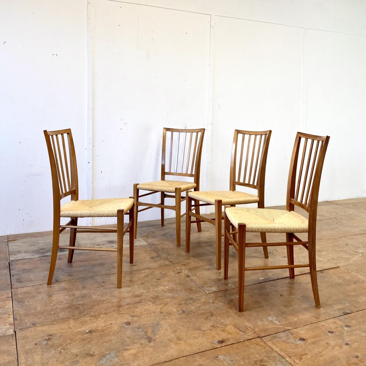 Deuxieme.shop midcentury Stühle Peter hvidt Olga Molgard. 4er Set Nussbaum Stühle mit Bastsitzfläche. Preis fürs Set. Gepflegte qualitative Esszimmer Stühle, ähnlich den Tessinerstühlen produziert, etwas weniger rustikal und mit Sprossen beim Rücken. 