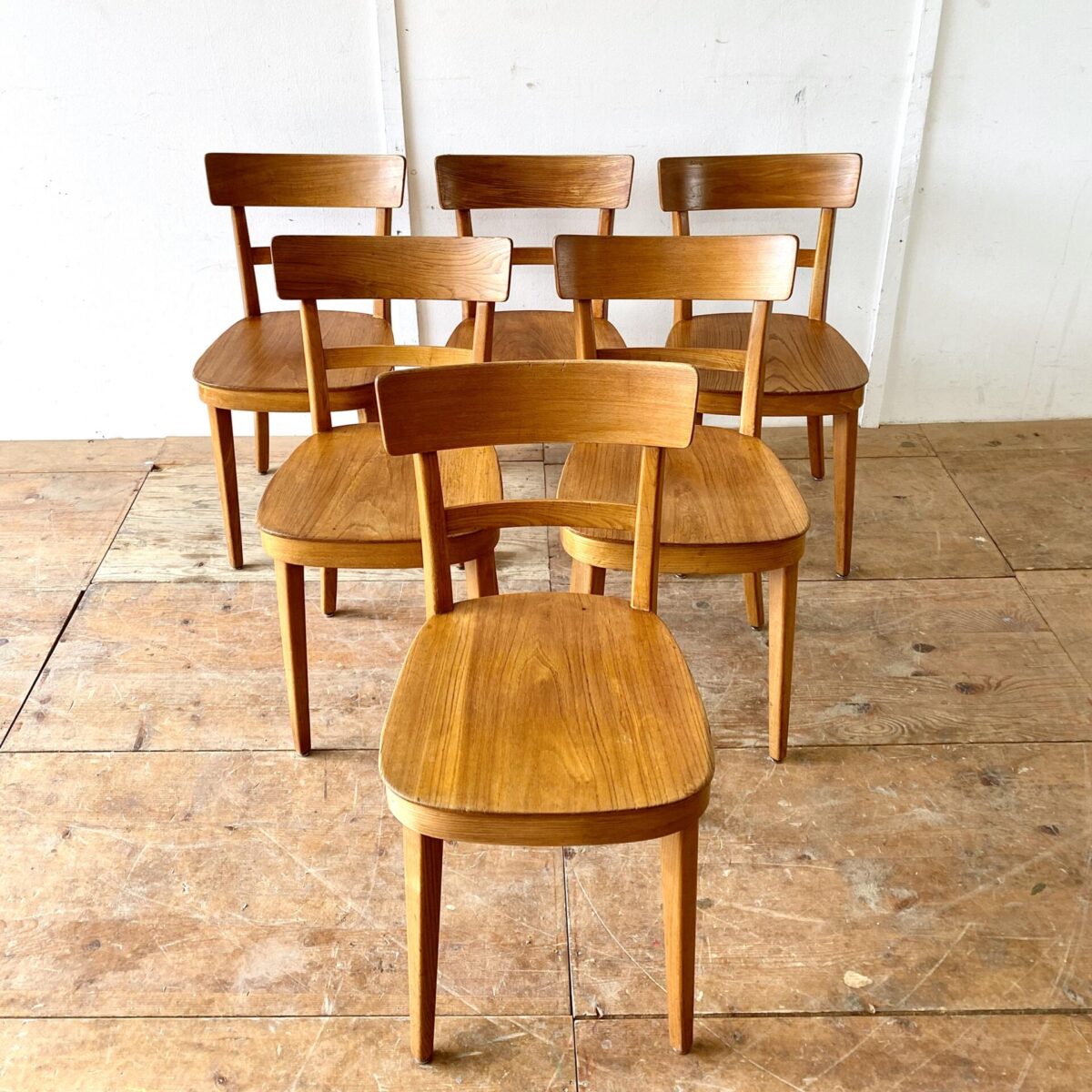 Deuxieme.shop swiss chairs. 9 Beizenstühle leicht restauriert, preis pro Stuhl. Im Vergleich zu den meisten anderen Beizenstühlen sind diese Stühle aus Ulmen Holz, und die Sitzfläche ist ebenfalls aus Vollholz. Technisch in stabilem Zustand, die Hinterbeine wurden mal neu durchgehend verschraubt. 
