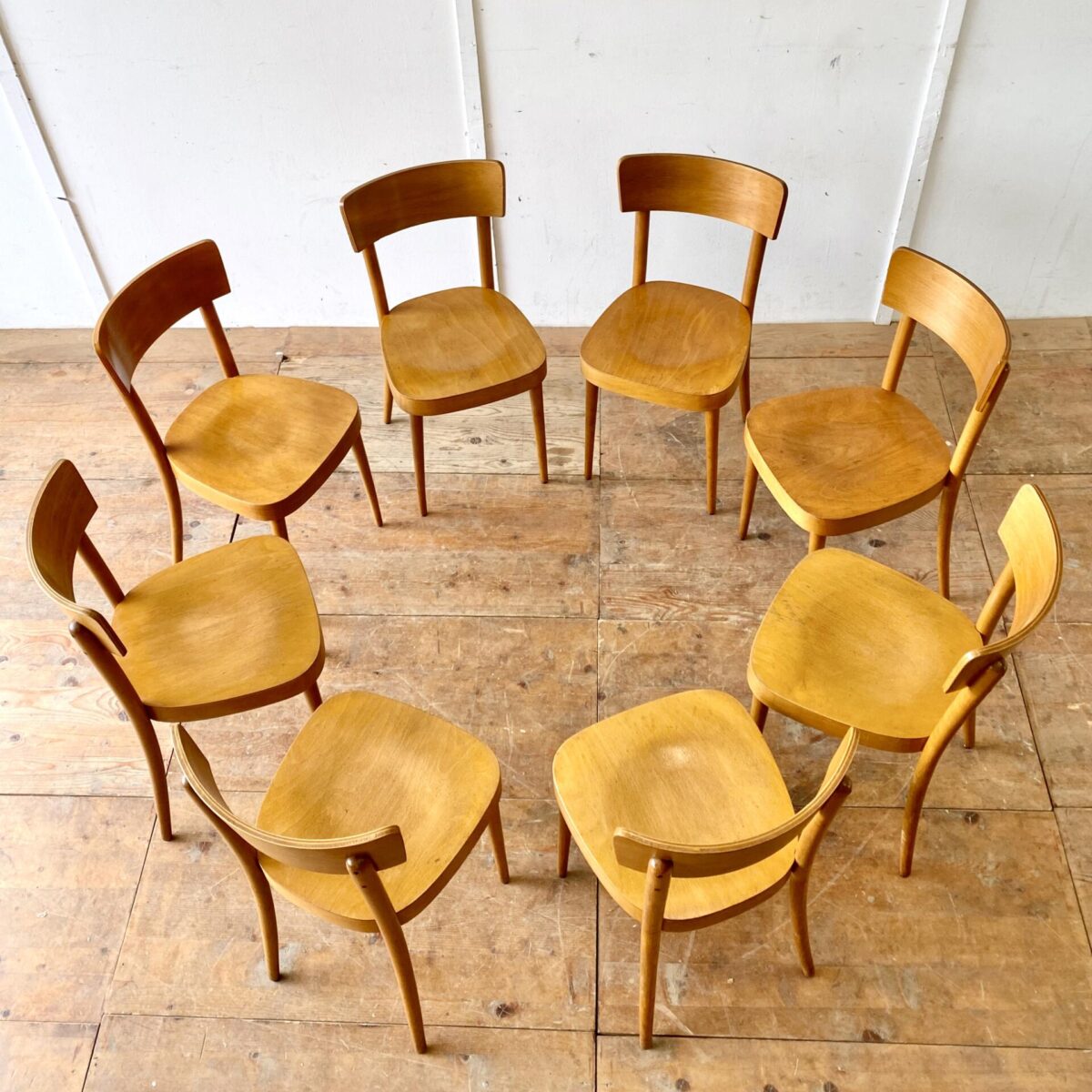 Deuxieme.shop klassische Beizenstühle horgenglarus Classic. Schlichte Beizenstühle mit konischen Rundbeinen, von Eras Holland. Preis pro Stuhl. Die Stühle sind stabil, bequem und leicht restauriert. 