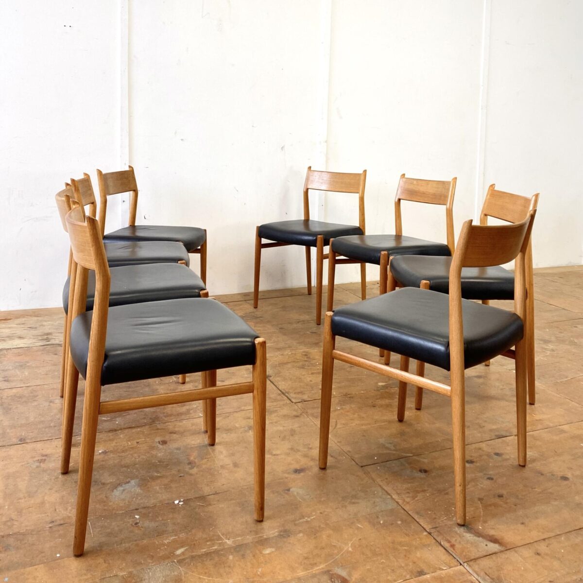Deuxieme.shop midcentury teak Dinningchairs. Denmark. 8 Schlichte Skandinavische Teakstühle mit Leder Sitzfläche. Die Stühle werden im 4er oder 8er Set verkauft. Die Stühle sind gebraucht, wurden vor ca. 8 Jahren mit schwarzem Leder neu bezogen. 
