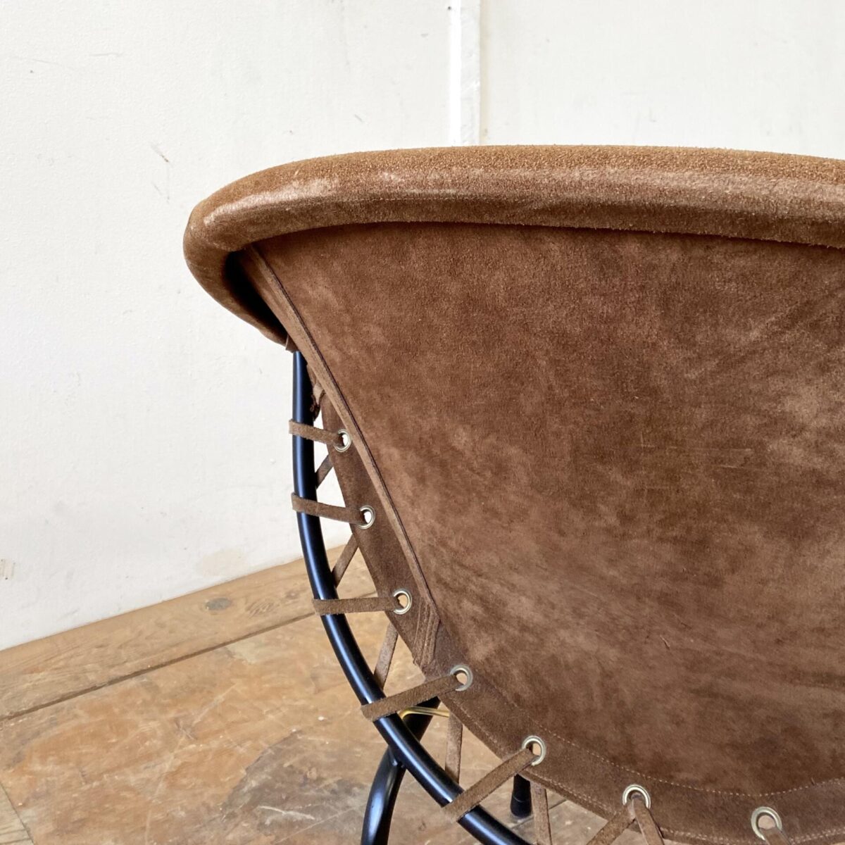 Deuxieme.shop midcentury Easy Chair Ledersessel. Wildleder Sessel von Lusch & Co aus den 60er Jahren. Das Leder instinktiv gutem Zustand, leichte Alterspatina. Die Armlehnen müssten mal neu gewickelt werden. 