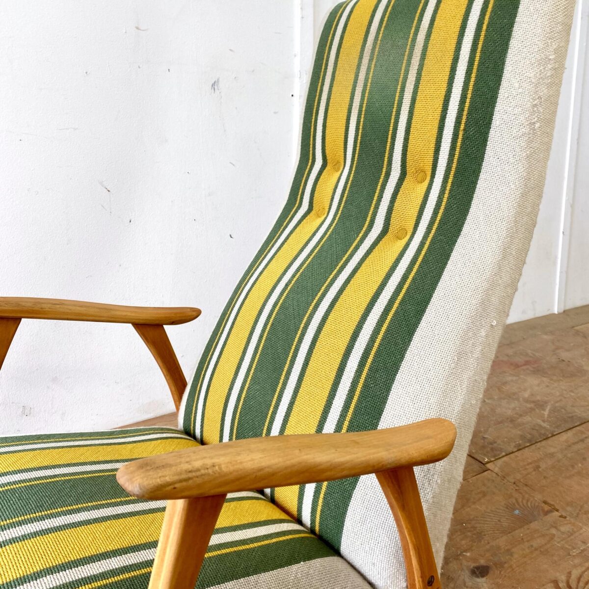 Deuxieme.shop midcentury Cocktail Sessel easy Chair, danish furniture. Vintage Stoff Sessel mit hohem Rücken. Der grün-gelbe Stoffbezug ist leicht abgewetzt, Buchenholz Beine und Armlehnen mit Alterspatina. 