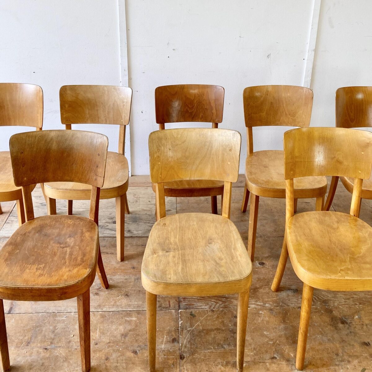 Deuxieme.shop Beizenstühle Horgenglarus Swiss design 30er Jahre. Verschiedene horgenglarus Stühle Modell Safran. Preis pro Stuhl. Die Stühle sind leicht überarbeitet, wacklige Vorderbeine und Sitzflächen frisch verleimt. Drei verschiedene Modelle und unterschiedlich im Farbton. 