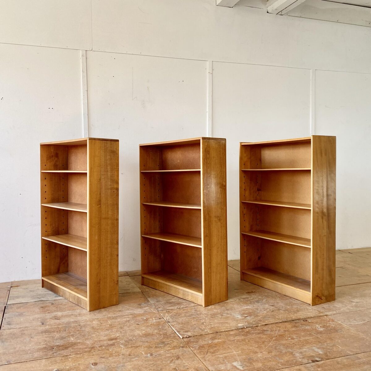 Deuxieme.shop midcentury book shelf. Simple Bücherregale aus Buche Vollholz. 80x24.5cm Höhe 120cm. Je drei höhenverstellbare Tablare. 