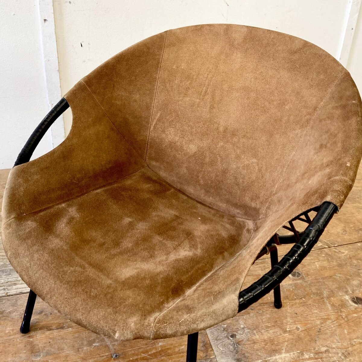 Deuxieme.shop midcentury Easy Chair Ledersessel. Wildleder Sessel von Lusch & Co aus den 60er Jahren. Das Leder instinktiv gutem Zustand, leichte Alterspatina. Die Armlehnen müssten mal neu gewickelt werden. 