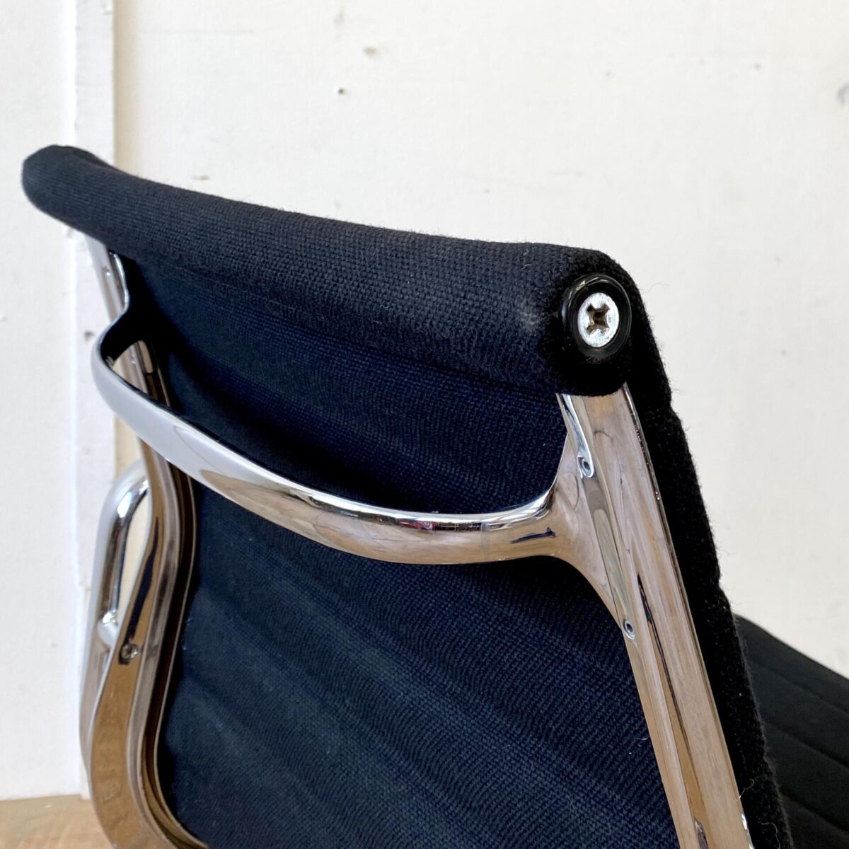 Deuxieme.shop Eames Alu Chair 60er Jahre designklassiker. Aluminium Chair EA 117 von Ray und Charles Eames. Der von Vitra produzierte Bürostuhl ist auf Rollen, höhenverstellbar, neigbar und drehbar. Der schwarze Hopsak Bezug ist in gepflegtem guten Zustand, minimale Abnutzung an den Ecken der Rückenlehne. Die verchromten Metall Elemente sind teilweise leicht beschlagen. 