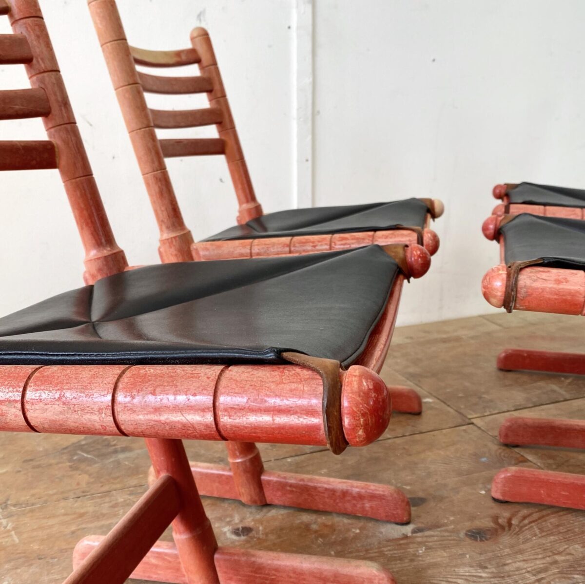 Deuxieme.shop vintage chairs 70s. 4er Set Girsberger Stühle aus den 70er Jahren. Buchenholz rot lackiert mit abnehmbaren Kunstleder Sitzpolster. Der passende Auszugtisch mit weisser Kunstharz Platte ist ebenfalls verfügbar. 120x85cm Höhe 74.5cm Ausgezogen 173cm. 200.- 