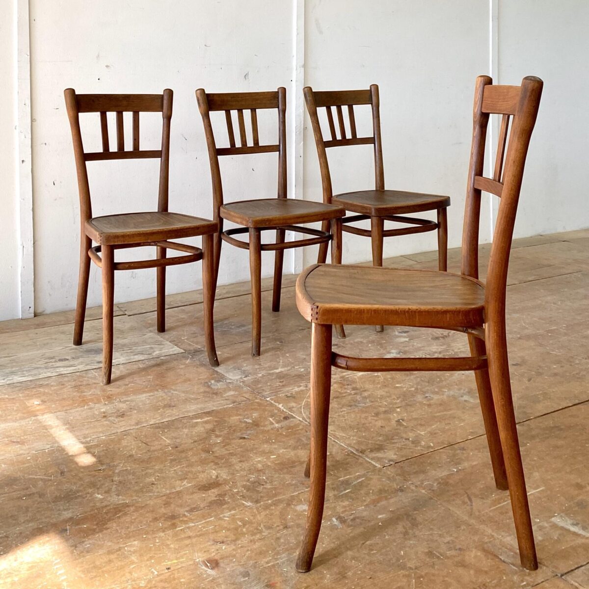 Deuxieme.shop Thonet Stühle Wienerstühle Bugholz Stühle designklassiker. 4er Set dunkelbraune Bistrostühle von Thonet. Die Stühle haben eine warm-matte Alterspatina und sind in stabilem Zustand. 