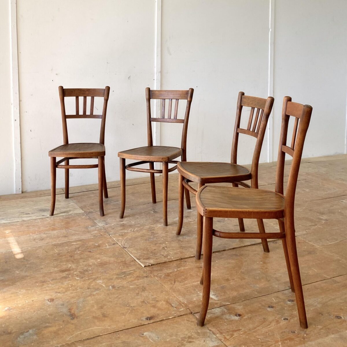 Deuxieme.shop Thonet Stühle Wienerstühle Bugholz Stühle designklassiker. 4er Set dunkelbraune Bistrostühle von Thonet. Die Stühle haben eine warm-matte Alterspatina und sind in stabilem Zustand. 