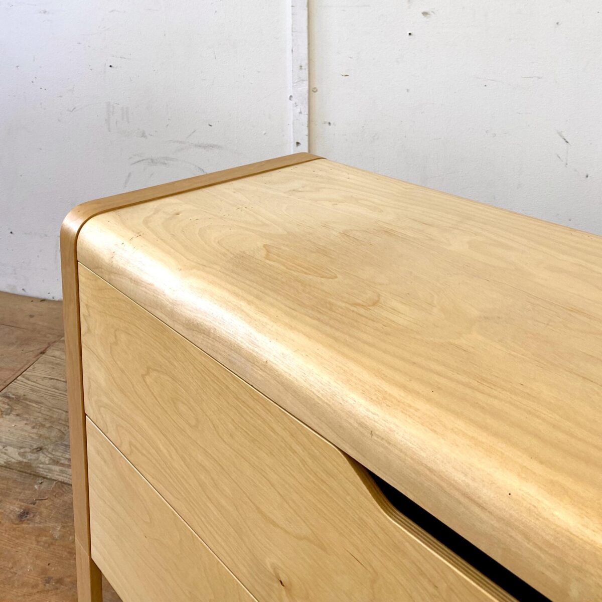 Deuxieme.shop Alvar Aalto Sideboard. Helle Birkensperrholz Kommode mit zwei Schubladen. 130x50cm Höhe 71cm. Neueres qualitativ gut verarbeitetes Sideboard mit abgerundeten Formsperrholz Kanten. Das Möbel steht auf zwei Kufen-artigen Seitenteilen mit runden Füssen.