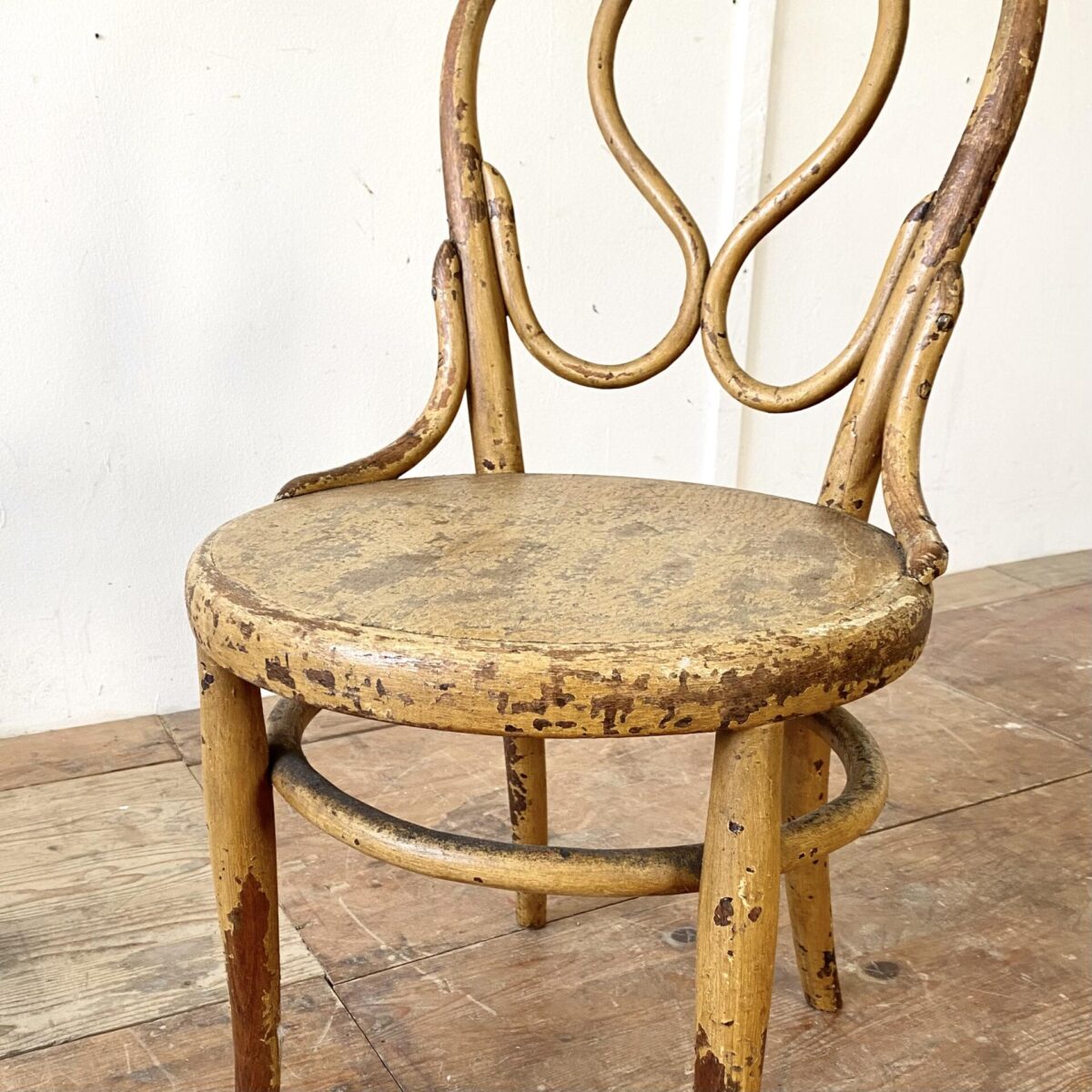 Deuxieme.shop antiker wienerstuhl. Wienerstuhl der Firma Fischel Nr. 20 um 1915. Der Stuhl ist in stabilem Zustand, Oberfläche gemäss Bildern, wurde mal angemalt vieles ist aber wieder abgewetzt. Wilde Marmor artige Optik. 