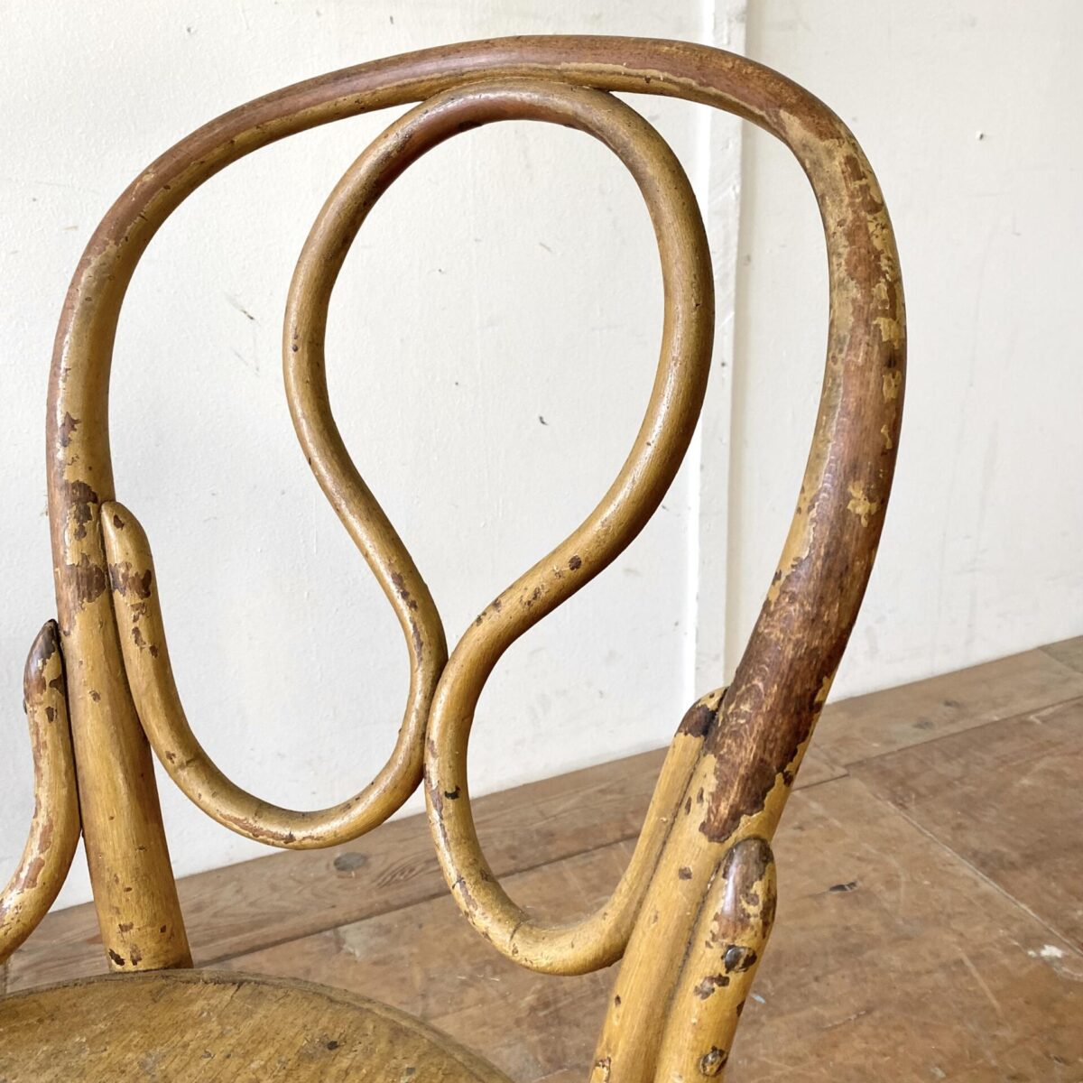 Deuxieme.shop antiker wienerstuhl. Wienerstuhl der Firma Fischel Nr. 20 um 1915. Der Stuhl ist in stabilem Zustand, Oberfläche gemäss Bildern, wurde mal angemalt vieles ist aber wieder abgewetzt. Wilde Marmor artige Optik. 