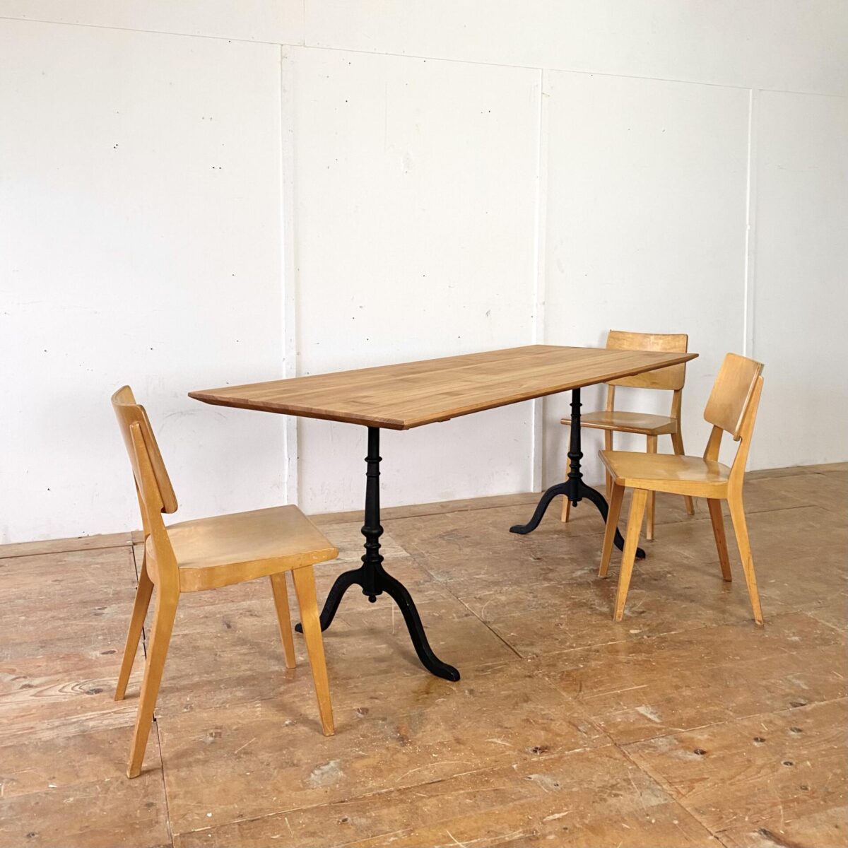 Esstisch alter Kirschbaum Holztisch mit Gussfuss Horgen Glarus. Neuere Beizentische aus Kirschbaum Vollholz. Der lange mit Horgenglarus (Emil Baumann) Gussfüssen misst 200x74.5cm Höhe 76.5cm. Der kleine gibt es zweimal 178x74.5cm Höhe 76.5cm 980.- pro Tisch. Die Tischblätter sind 4cm dick, Tischkanten von unten verjüngt. Die Holzoberflächen sind mit Naturöl behandelt. 
