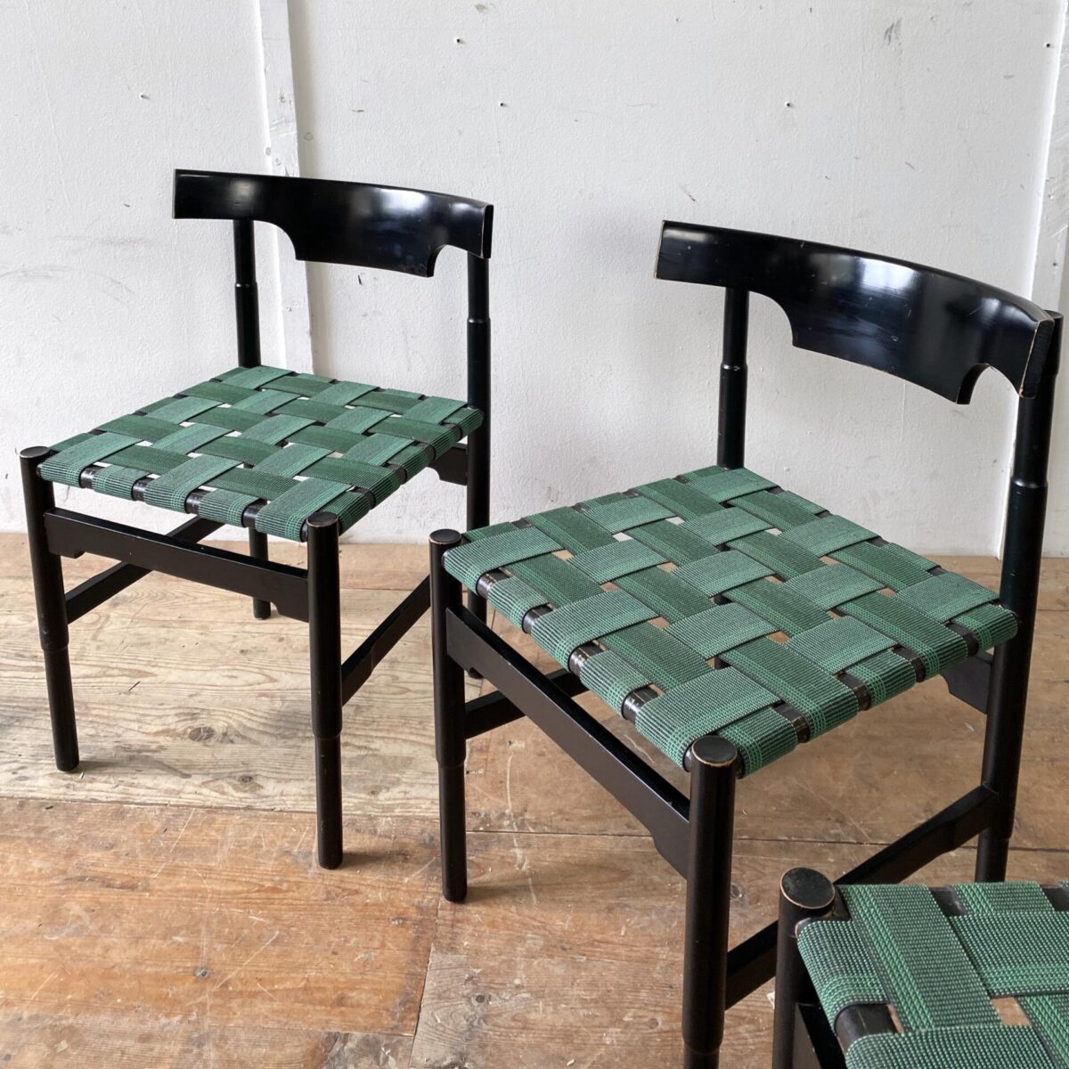 Deuxieme.shop swissdesign Willy Guhl Stühle. 4er Set Esszimmer Stühle. Buchenholz schwarz lackiert, Sitzfläche mit Gummi Bändern bespannt. Die Stühle sind in stabilem guten vintage Zustand. Ein Hersteller ist nicht bekannt. 