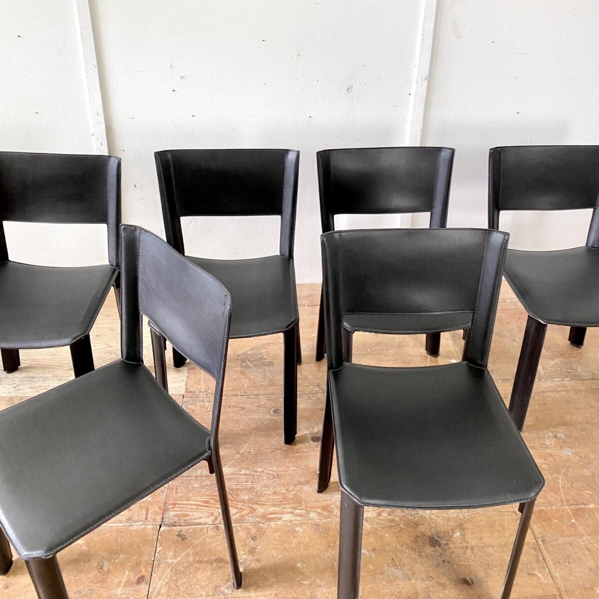 Deuxieme.shop Italienische Leder Stühle. 6er Set Esszimmer Stühle aus Leder. Ein Hersteller ist nicht ersichtlich, qualitative Verarbeitung. Matteo Grassi Verschnitt. An einem Stuhl fehlen zwei Kunststofffüsse, kleine Abschürfungen an den Kanten, ansonsten in gepflegtem Zustand. Preis fürs Set. 