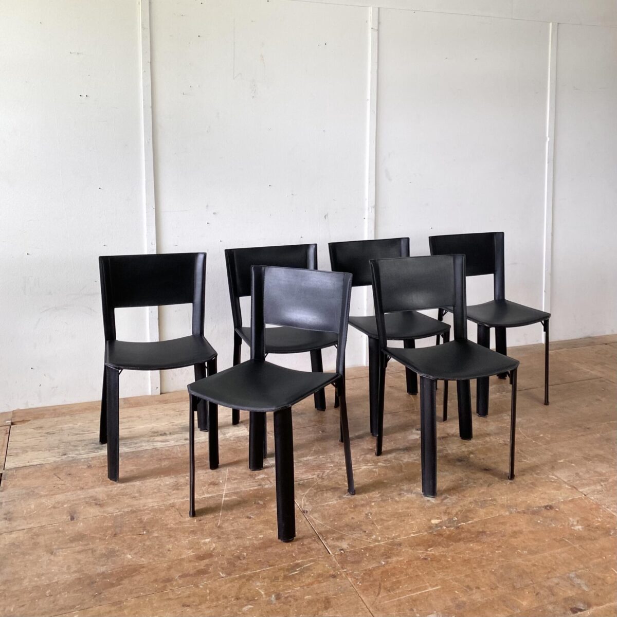 Deuxieme.shop Italienische Leder Stühle. 6er Set Esszimmer Stühle aus Leder. Ein Hersteller ist nicht ersichtlich, qualitative Verarbeitung. Matteo Grassi Verschnitt. An einem Stuhl fehlen zwei Kunststofffüsse, kleine Abschürfungen an den Kanten, ansonsten in gepflegtem Zustand. Preis fürs Set. 