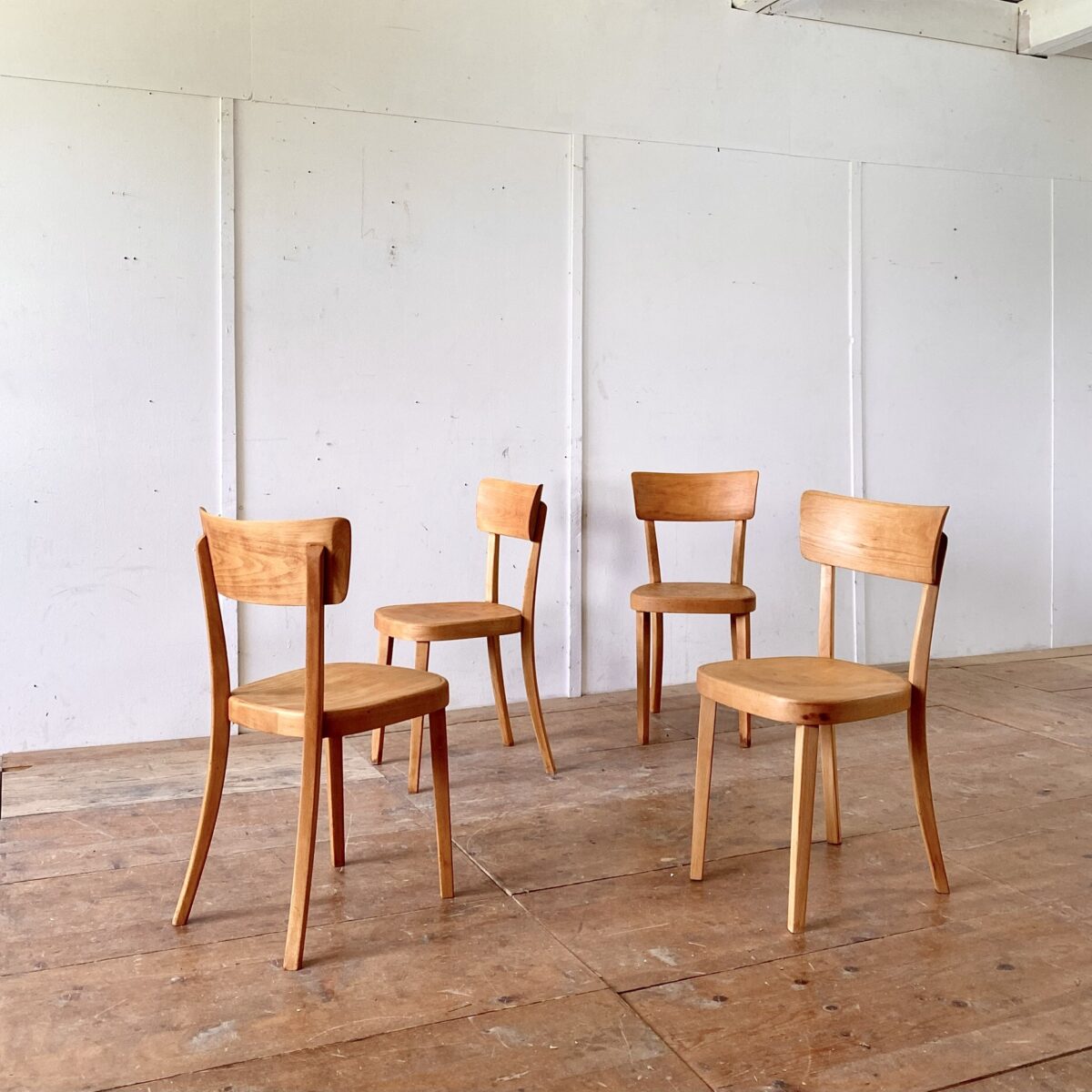 Deuxieme.shop horgenglarus Classic Stühle. 4er Set Beizenstühle mit Alterspatina geschliffen und geölt. Technisch in stabilem Zustand, warm-matte Ausstrahlung. Ein grösseres Set ist nach Absprache verfügbar. 