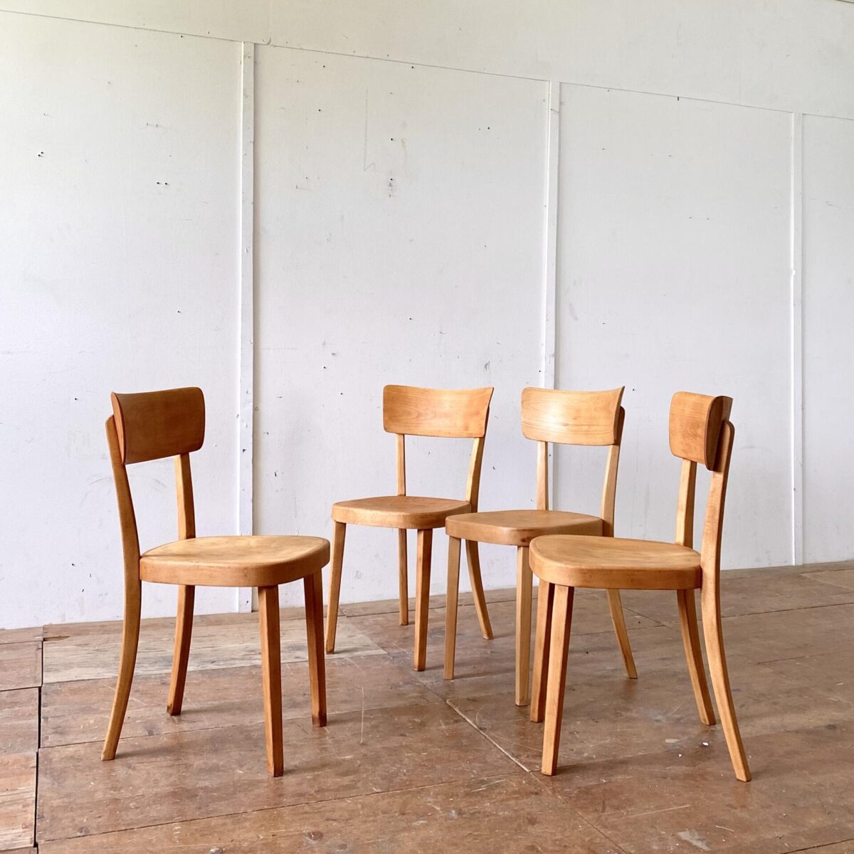 Deuxieme.shop horgenglarus Classic Stühle. 4er Set Beizenstühle mit Alterspatina geschliffen und geölt. Technisch in stabilem Zustand, warm-matte Ausstrahlung. Ein grösseres Set ist nach Absprache verfügbar. 