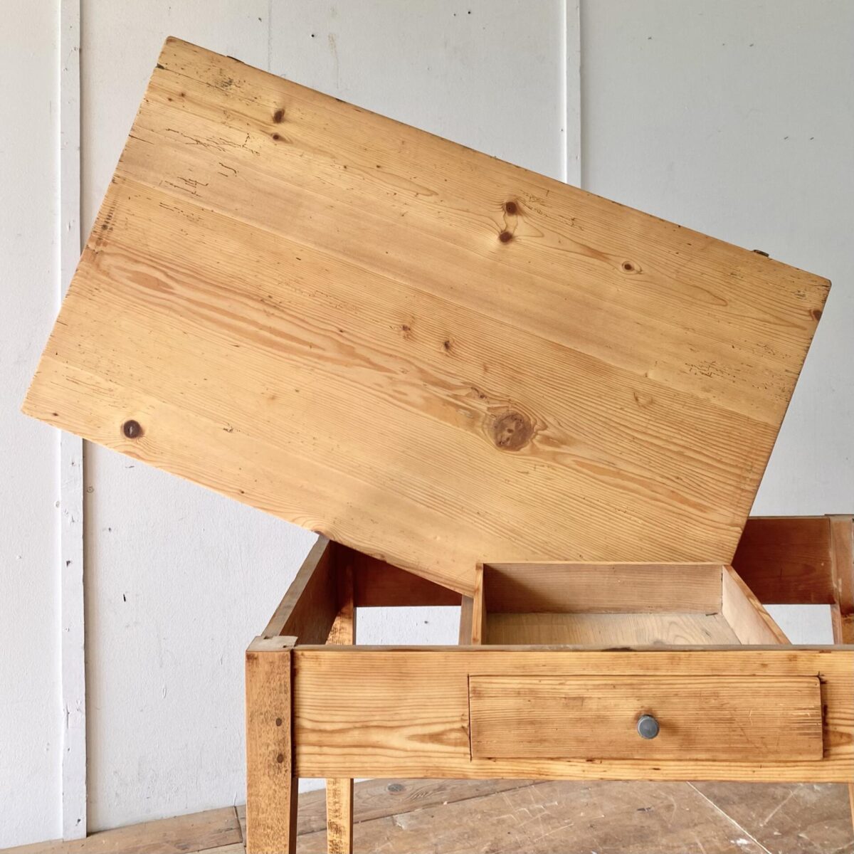 Tannenholz Biedermeier Schreibtisch mit Schublade. 120x70cm Höhe 79.5cm. Konische Tischbeine aus Buchenholz, das Tischblatt mit Gratleisten wird mittels Holzzapfen mit dem Unterbau verbunden.
