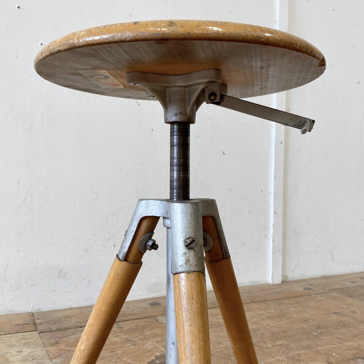 Deuxieme.shop Schweizer Werkstatt Hocker von Girsberger aus den 60er Jahren. Durchmesser 35cm Höhe 47-64cm. Der Stuhl ist in stabilem Zustand, die Mechanik funktioniert einwandfrei, diverse Schrammen und Alterspatina. 