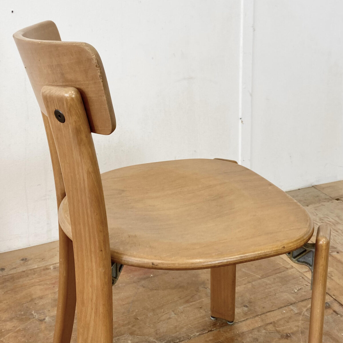 Deuxieme.shop Schweizer Buchenholz Stühle von Dietiker. Stühle aus Stein am Rhein. Preis pro Stuhl. Gebrauchte Qualitätsstühle mit diversen Gebrauchsspuren und Patina in stabilem Zustand. 