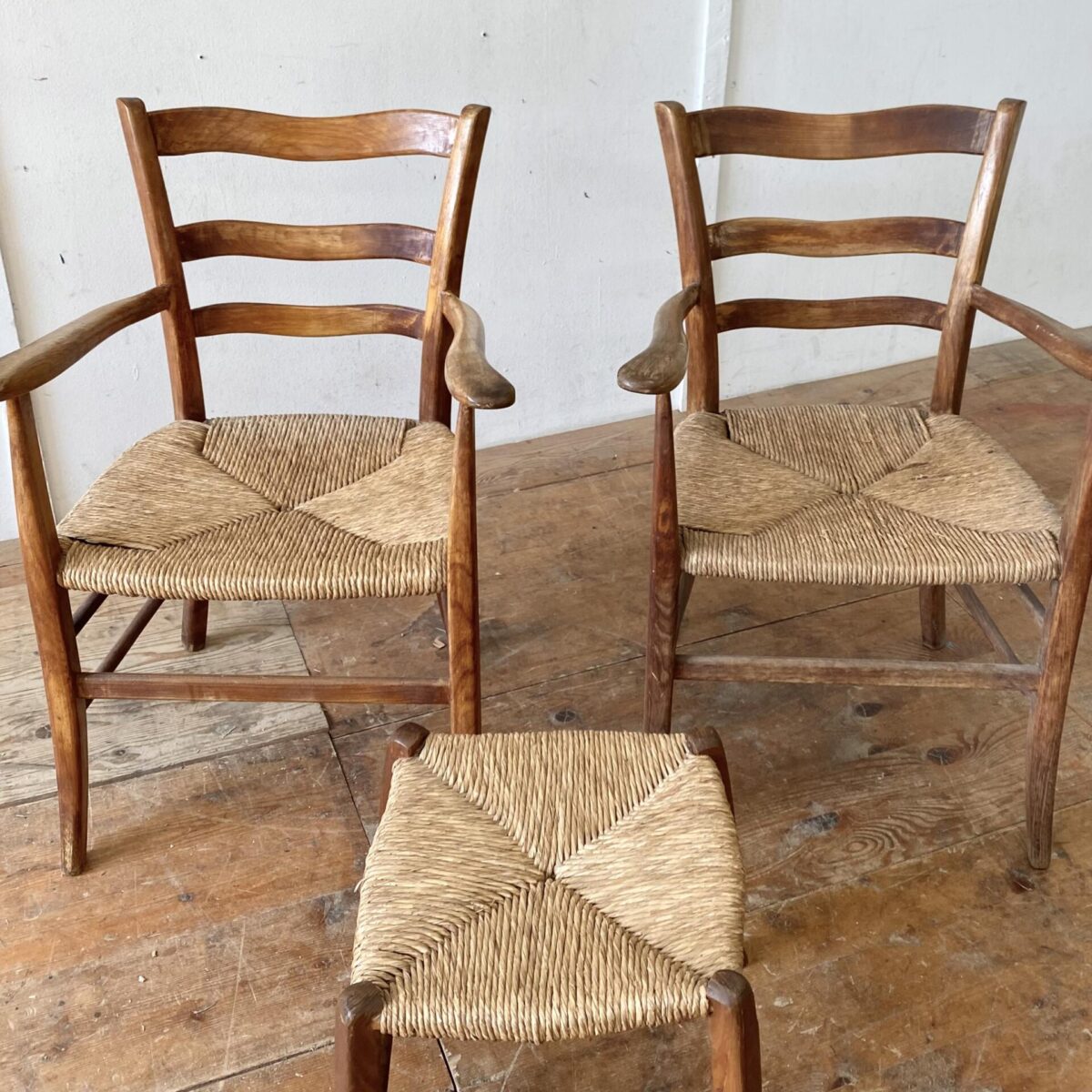Deuxieme.shop Holz Sessel. Tessiner Armlehnstühle mit Ottoman. Sitzhöhe 44cm der kleine Hocker ist etwas tiefer. Eine der beiden Sitzflächen ist bisschen ausgefranst gemäss Bild 4. Ansonsten in stabilem Zustand. 
