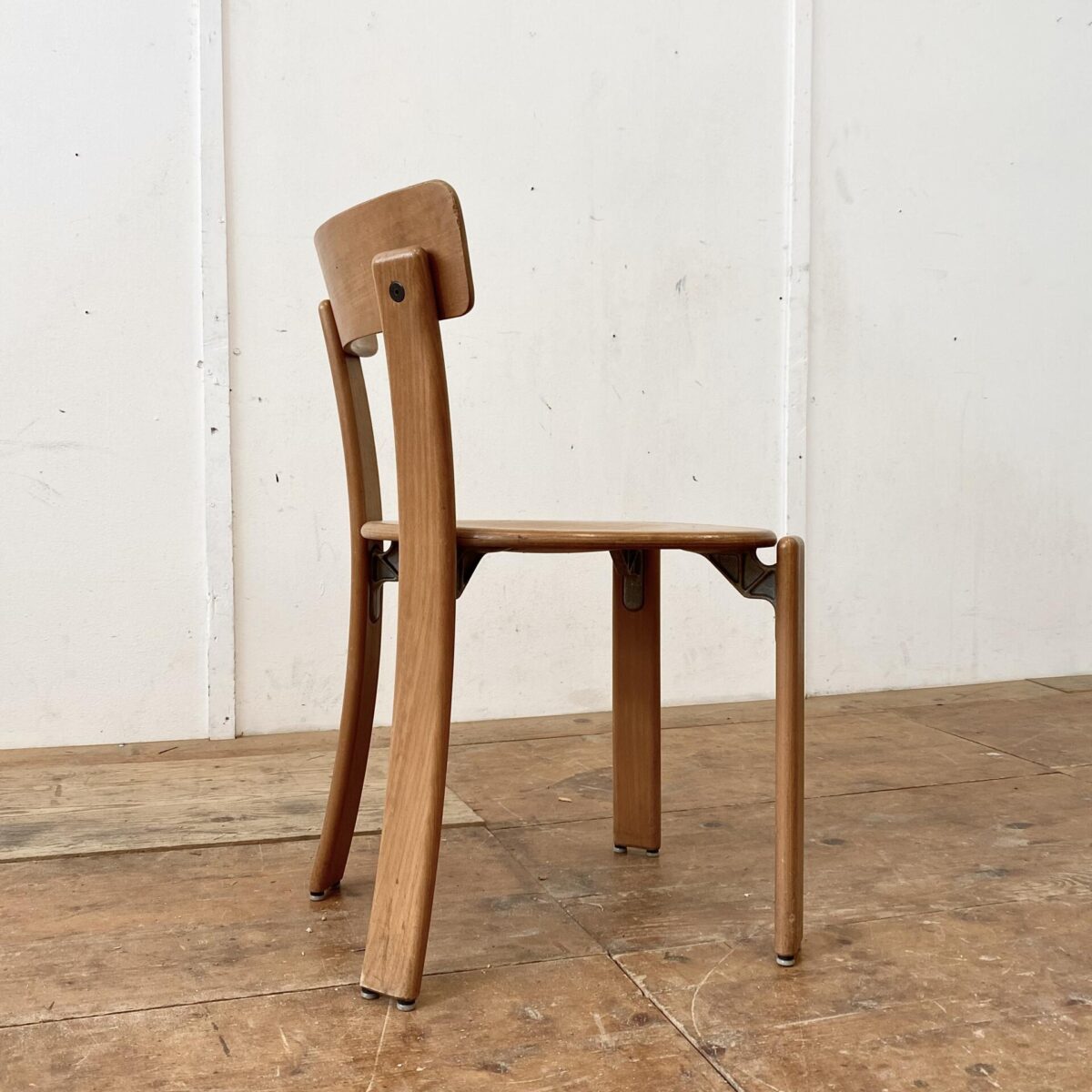 Deuxieme.shop Schweizer Buchenholz Stühle von Dietiker. Stühle aus Stein am Rhein. Preis pro Stuhl. Gebrauchte Qualitätsstühle mit diversen Gebrauchsspuren und Patina in stabilem Zustand. 