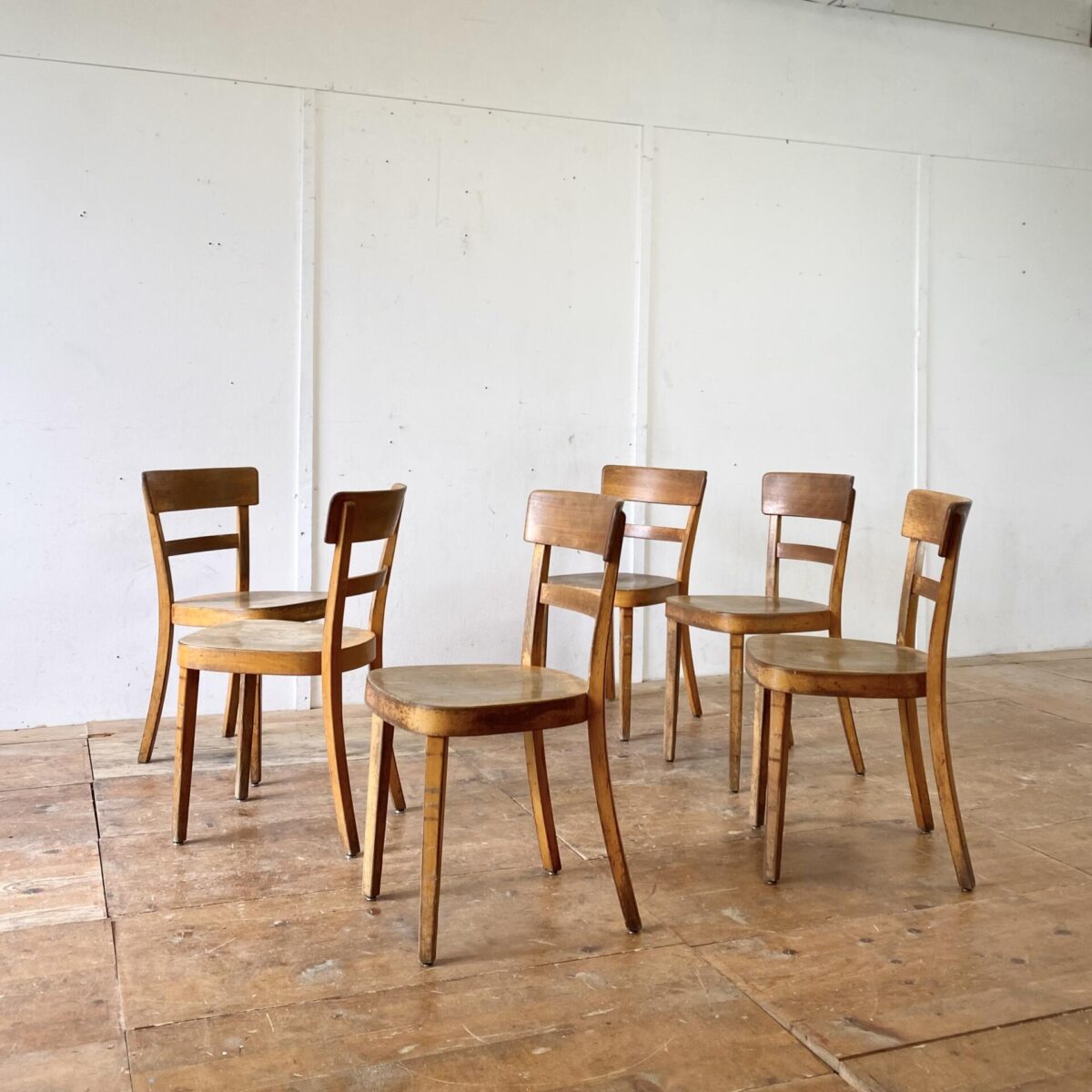 Deuxieme.shop swissdesign 60er Jahre Stühle. 6er Set Esszimmer Stühle von Horgenglarus, Jahrgang 1962. Die Sitzflächen sind aus Sperrholz mit Sitzmulde, die übrigen Teile aus Buche Vollholz, Dampfgebogen. Die Stühle sind in Original Zustand mit lebhafter Alterspatina. Technische Mängel sind restauriert. 