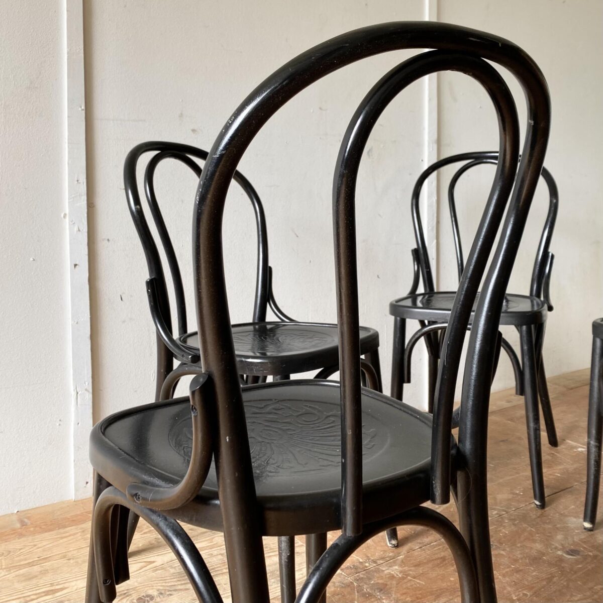 Deuxieme.shop Neuere schwarze Wienerstühle mit geprägten Sitzflächen. Preis pro Stuhl. Die Stühle sind in stabilem Zustand, diverse Farb-Abschürfungen. 