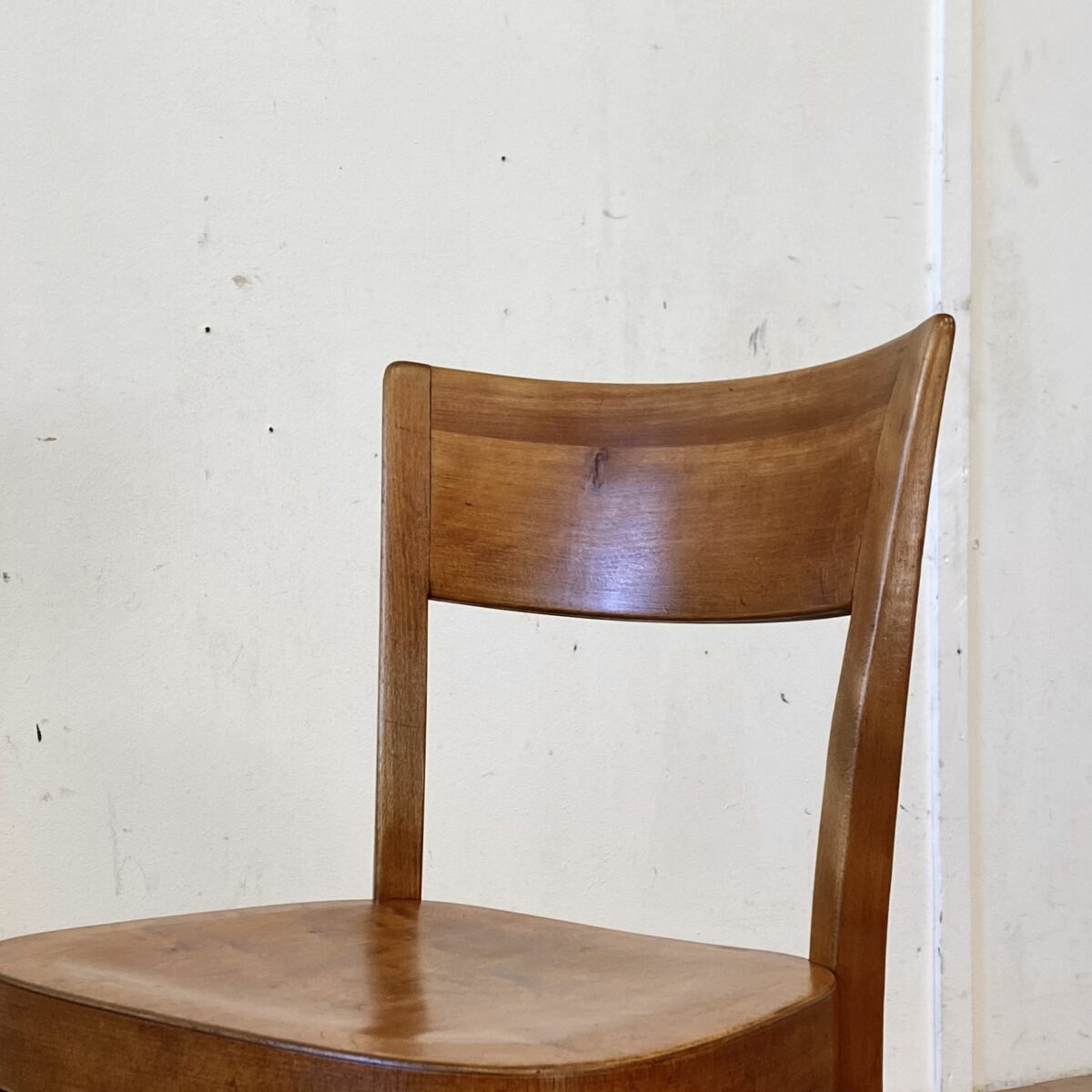 Deuxieme.shop horgenglaruschairs. 5er Set Beizenstühle mit Kastanienbrauner Alterspatina, von Horgenglarus. Die Stühle sind in gutem stabilen Zustand, technische Mängel wie wacklige Vorderbeine sind frisch eingeleimt. Zwei Stühle haben vorne leider eine durchgehende Schraube. Zwei weitere Stühle in ähnlicher Form sind auf den letzten Bildern. 