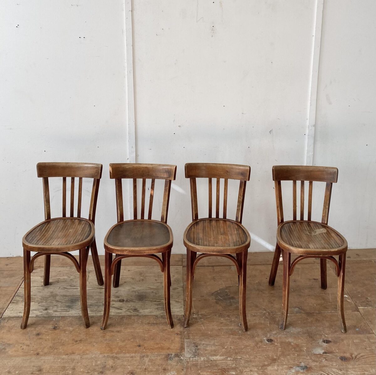 Deuxieme.shop 4er Set Bistrostühle von Emil Baumann. Preis fürs Set. Die Stühle sind Unrestauriert aber in stabilem Zustand. Drei der Sitzflächen haben eine Prägung. 