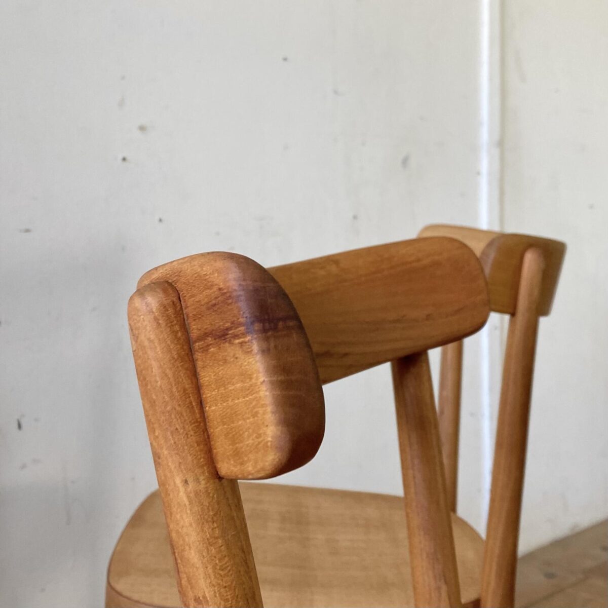 Deuxieme.shop swissdesign Max Moser. Horgenglarus Stühle von Max Moser in Ulmenholz Ausführung. Die Stühle sind restauriert, die alten defekten Sitzflächen mussten durch neue ersetzt werden. Die Holzoberflächen sind mit Naturöl behandelt. Die Stühle haben eine warme Ausstrahlung mit leichter Alterspatina. Bei zwei Stühlen wurde ein Hinterbein durchgehend verschraubt. Der Moser Stuhl 1-250 wird immer noch in Buchenholz produziert. Der Preis bezieht sich pro Stuhl, die zwei mit Holzzapfen im Hinterbein 500.- pro Stuhl. 
