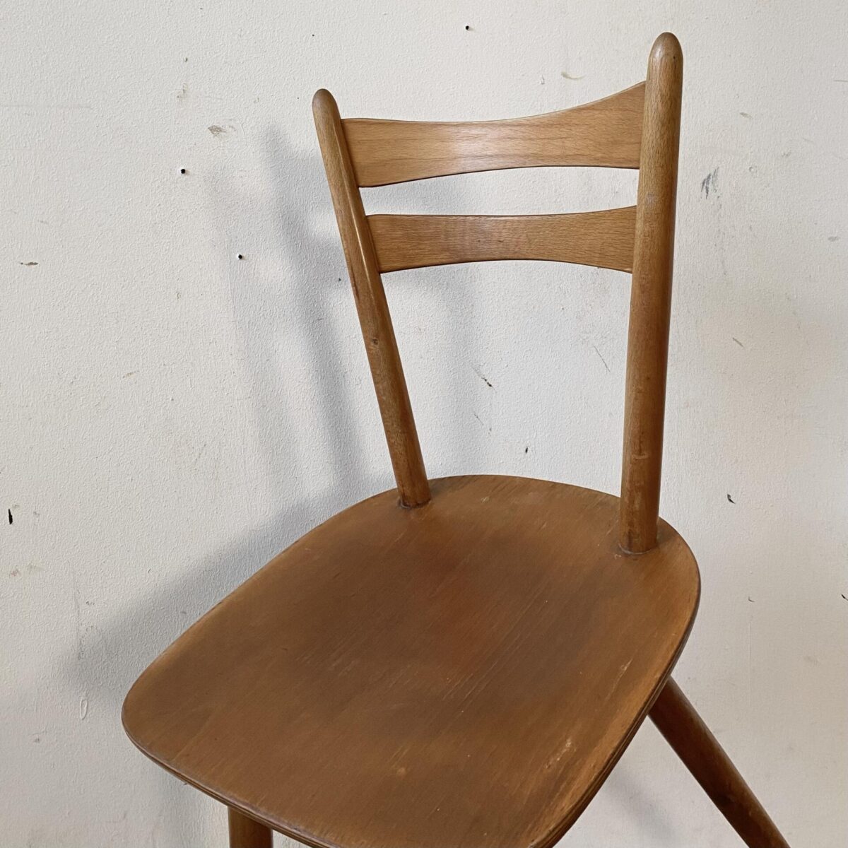 Deuxieme.shop 60er Jahre Stühle. 16 Stabellen Stühle aus Buchenholz. Mit gedrechselten konischen Rundholz Stäben. Preis pro Stuhl. Die Stühle sind in stabilem Zustand. Diverse kleinere Schrammen und Gebrauchsspuren. Ein Hersteller ist nicht ersichtlich. 