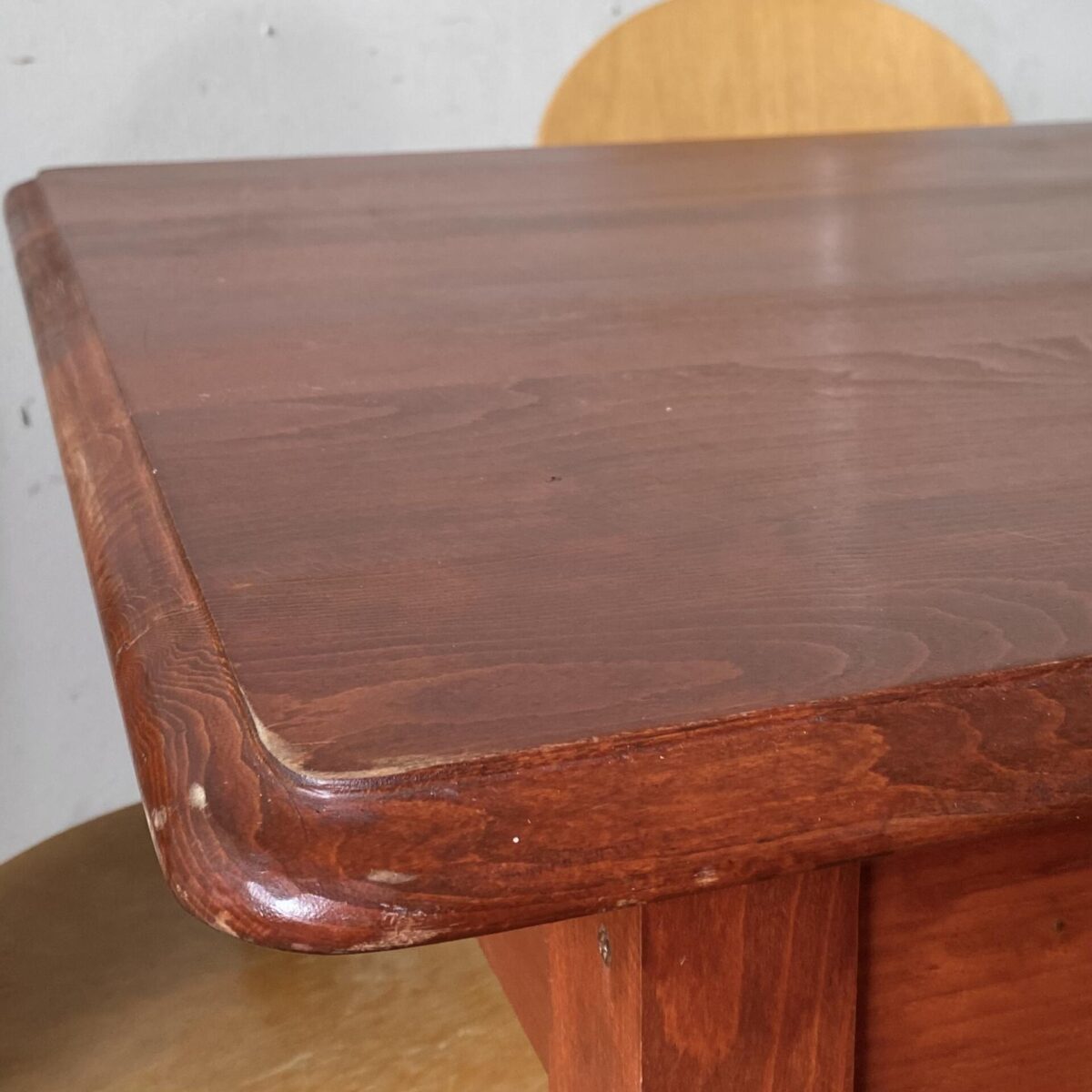 Deuxieme.shop. Buchenholz Schreibtisch mit Schublade aus Vollholz. 120x74cm Höhe 76cm. Der Tisch ist in stabilem Zustand, rotbraun gebeizt und lackiert. Die Stapelstühle sind ebenfalls verfügbar, 4er Set 120.- Von Danerka made in Dänemark. 