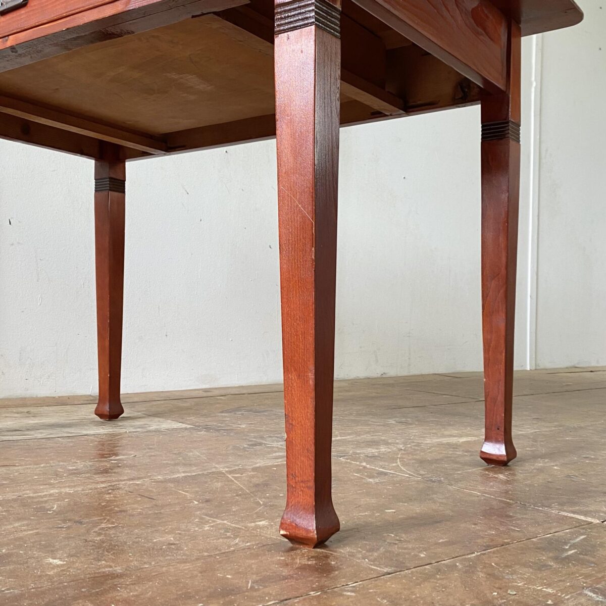 Deuxieme.shop. Buchenholz Schreibtisch mit Schublade aus Vollholz. 120x74cm Höhe 76cm. Der Tisch ist in stabilem Zustand, rotbraun gebeizt und lackiert. Die Stapelstühle sind ebenfalls verfügbar, 4er Set 120.- Von Danerka made in Dänemark. 