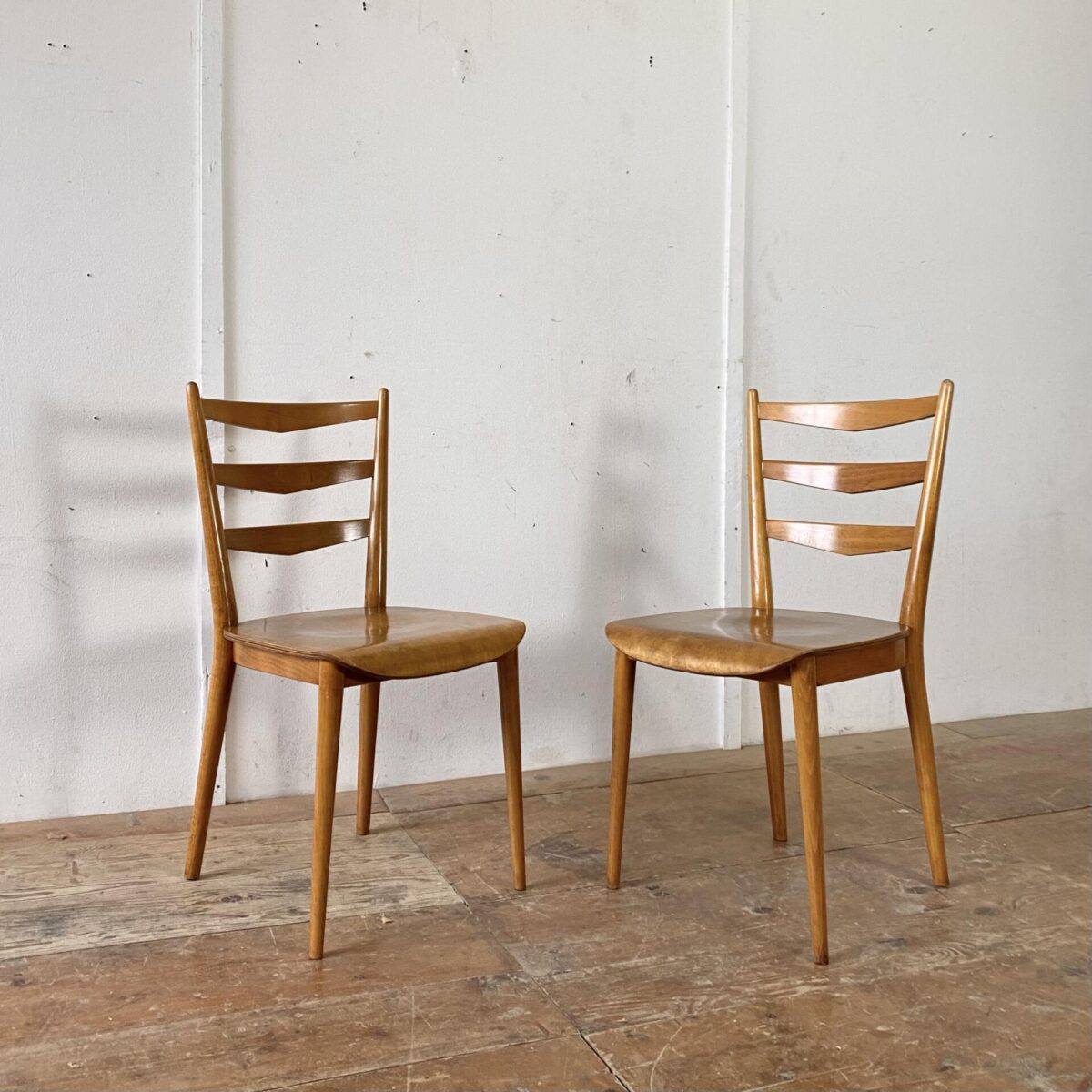Deuxieme.shop Max Bill kreuzzargen Stuhl. 4er Set Horgenglarus Stühle Jahrgang 1964. Die Esszimmer Stühle sind in gutem stabilen Original Zustand. Die konischen Rundbeine und die Rücken Sprossen sind Dampfgebogen. Die Sitzfläche, mit Mulde, ist aus Birkensperrholz formverleimt. 