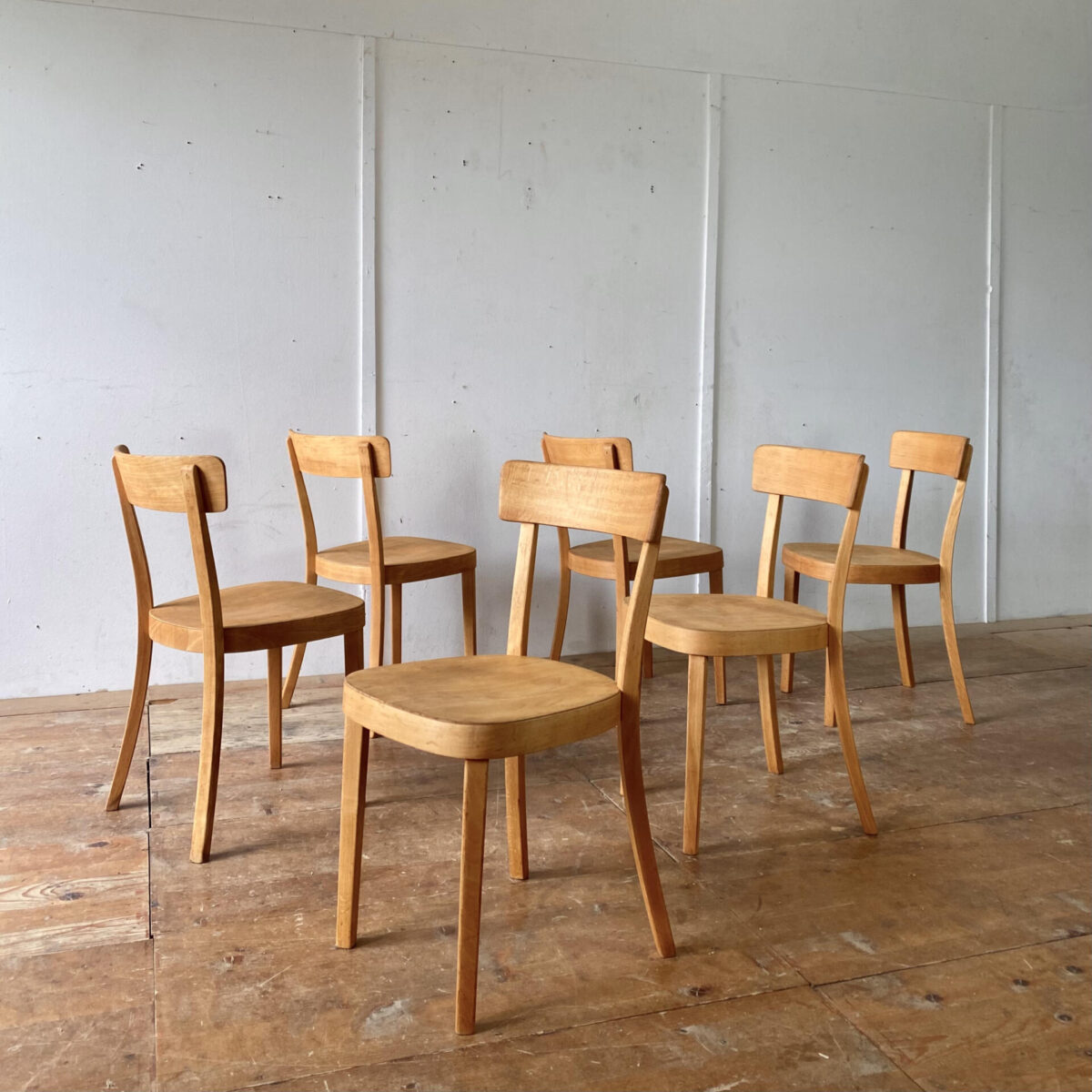 Deuxieme.shop horgenglarus Beizenstühle. 6er Set Horgen Glarus Classic von 1964. Die Stühle sind restauriert, und technisch in in stabilem Zustand. Die Holzoberflächen sind geschliffen und geölt, warme matte Ausstrahlung mit etwas Alterspatina. Der Preis gilt fürs 6er Set, momentan können aus 7stk ausgewählt werden. 
