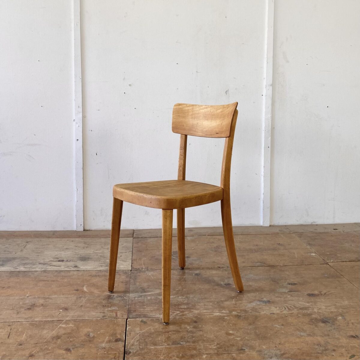 Deuxieme.shop Horgen Glarus Stühle. Verschiedene Beizenstühle, geölt. Preis pro Stuhl zwischen 350-480.- Die Stühle sind in stabilem restaurierten Zustand, die Holzoberflächen sind geschliffen und geölt, leichte Alterspatina. Vier davon sind von Horgenglarus, und teilweise mehrere Stück vorhanden. 