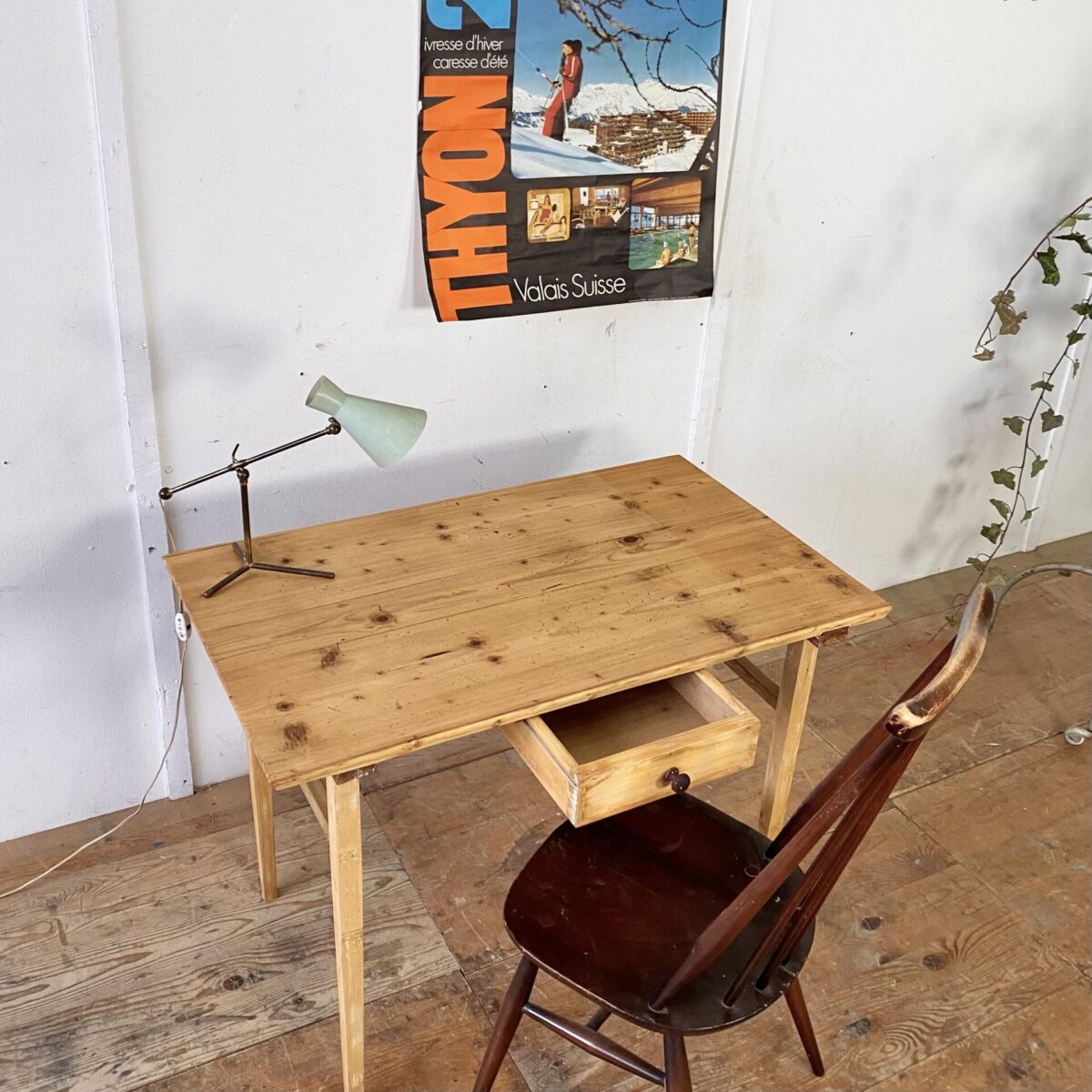 Deuxieme.shop alter Holztisch, Biedermeiertisch. Feingliedriger Schreibtisch mit Schublade. 100x60cm Höhe 72.5cm. Das Tischblatt ist aus Fichtenholz, die konischen Tischbeine aus Ahorn. Der Tisch hat diverse Gebrauchsspuren, Patina und etwas Farb Rückstände. Technisch ist der Tisch in stabilem restaurierten Zustand. Die Konstruktion, mit den in die Gratleisten gesteckten Tischbeinen, hat jedoch nicht die gleiche Stabilität wie ein Zargentisch. Die Schublade mit Holzgriff läuft gut. 