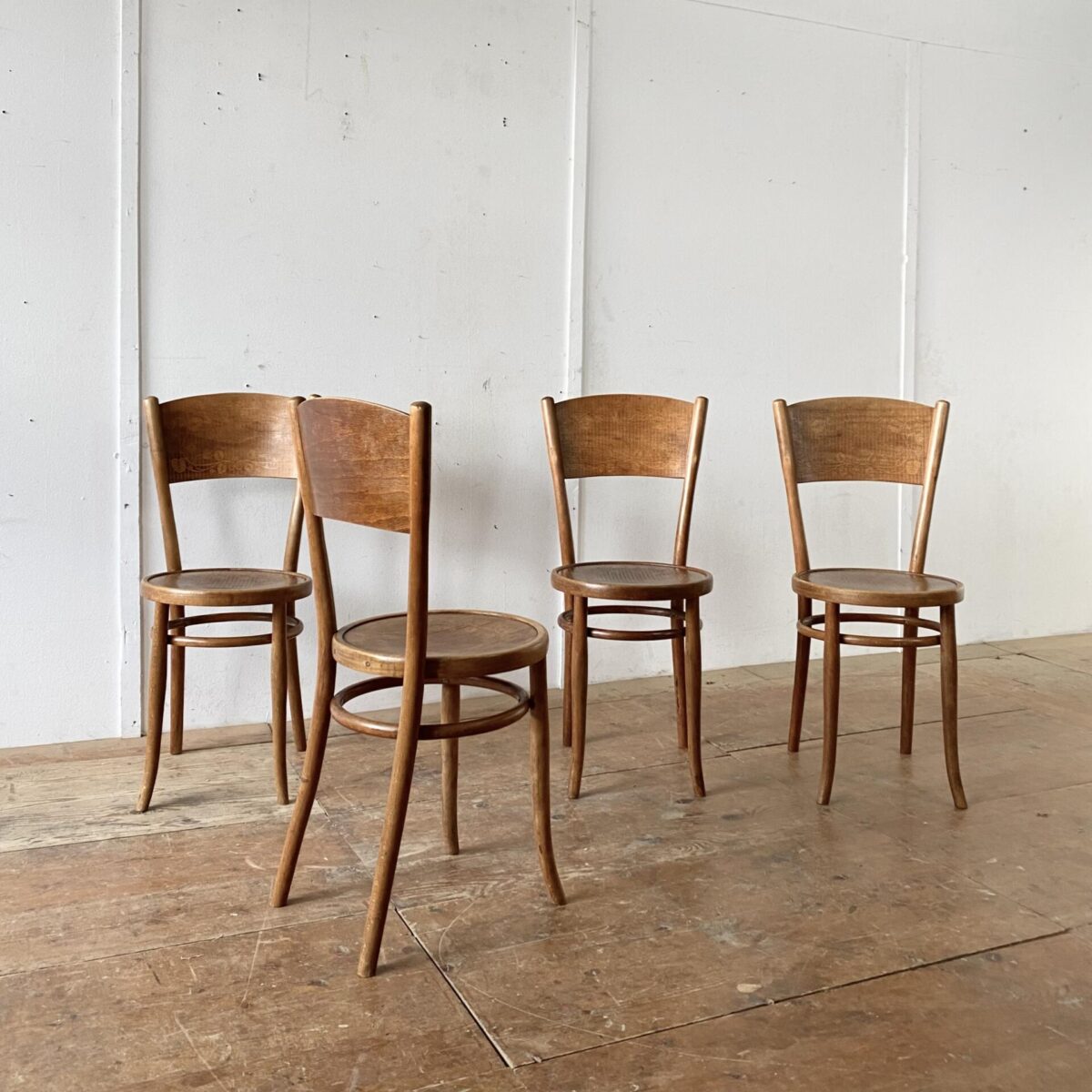Deuxieme.shop Bugholzstühle Esszimmer Stühle Thonet. 4er Set Bistrostühle aus Fribourg, mit Blumenmuster. Preis fürs Set. Die Stühle sind in gutem stabilen Zustand, bei zwei Stühlen sind die Hinterbeine durchgehend verschraubt. 