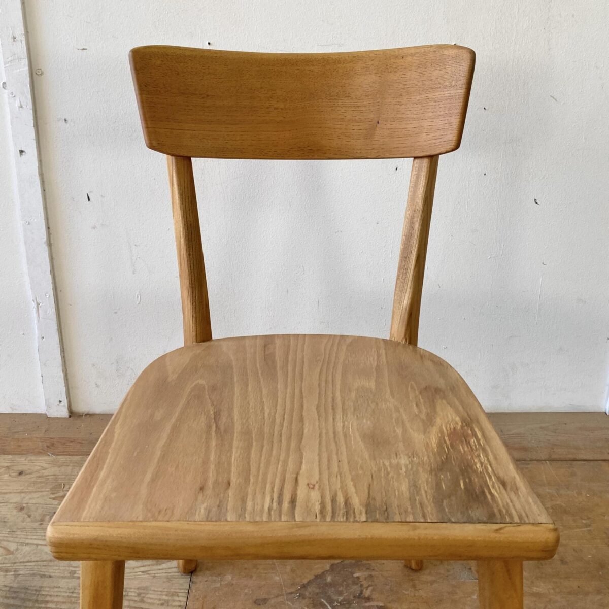 Deuxieme.shop Horgen Glarus Stühle. Verschiedene Beizenstühle, geölt. Preis pro Stuhl zwischen 350-480.- Die Stühle sind in stabilem restaurierten Zustand, die Holzoberflächen sind geschliffen und geölt, leichte Alterspatina. Vier davon sind von Horgenglarus, und teilweise mehrere Stück vorhanden. 