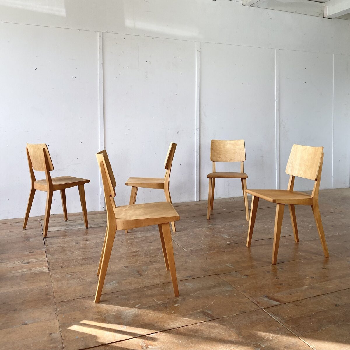 Deuxieme.shop Beizenstühle. 5 Horgen Glarus Stühle von 1962. Die Stühle sind in stabilem restaurierten Zustand, die Holzoberflächen sind geschliffen und geölt. Einer der Stühle hat etwas mehr Patina als die anderen, der wäre auch separat zu haben, die anderen werden im Set verkauft. Der Preis gilt fürs 5er Set. Die Stühle sind aus Buchenholz Dampfgebogen, Sitz und Lehne aus Birkensperrholz formverleimt. 