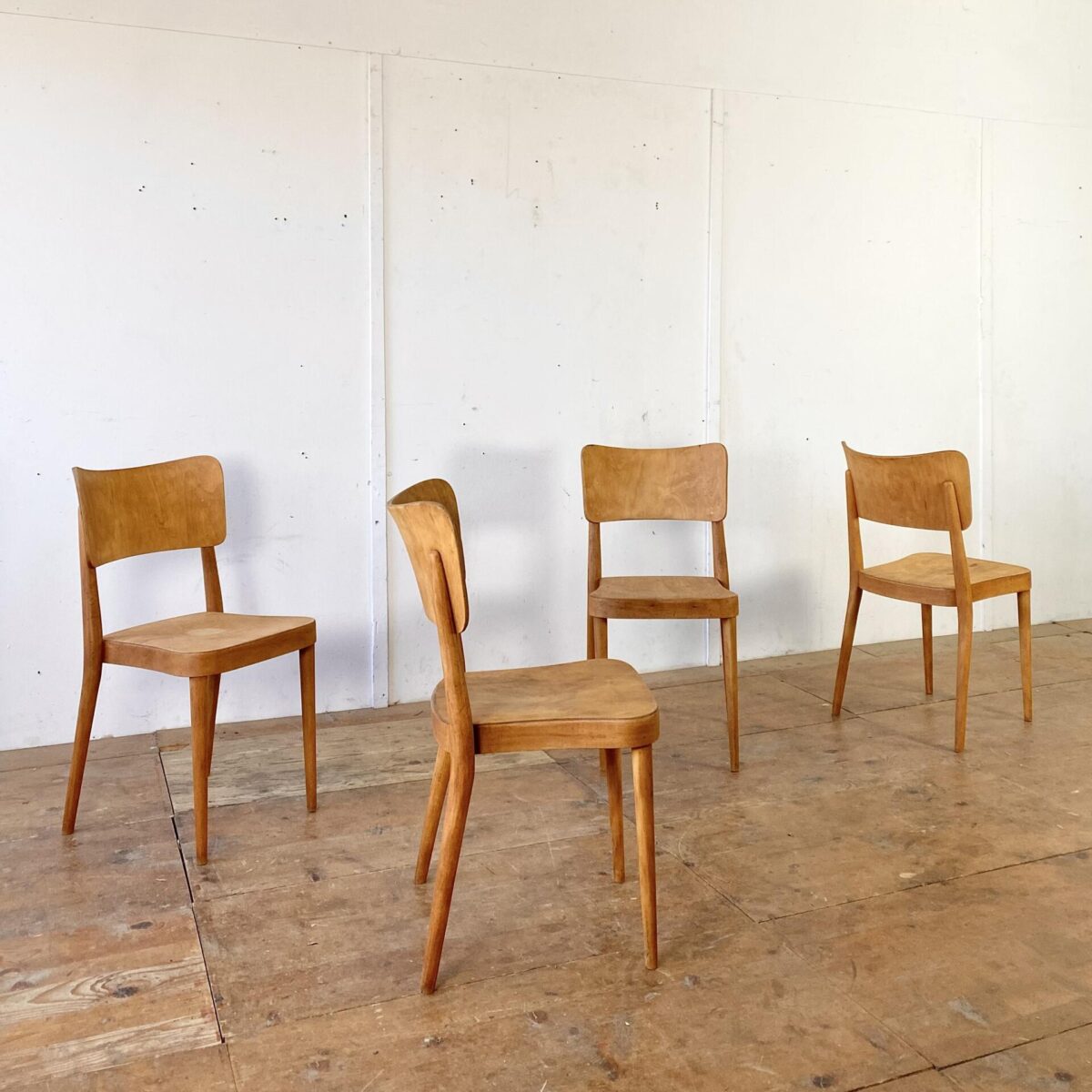 Deuxieme.shop Max bill Stühle. 4er Set Horgen Glarus Stühle von 1958. Die Stühle sind in stabilem restaurierten Zustand, die Holz Oberflächen sind geschliffen und geölt. Sitz und Lehne sind aus Sperrholz formverleimt, die restlichen Teile aus Buche Vollholz Dampfgebogen. Die konischen Rundbeine und die Rückenlehne wurden später beim Max Bill Kreuzzargen Stuhl wieder aufgegriffen. Die Stühle sind stapelbar, und werden heute noch in ähnlicher Form ähnlich produziert, mit dem Namen Stapel 1-680. 