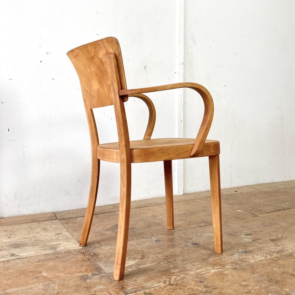 Deuxieme.shop seltener Bugholz Sessel. Swissdesign 50er Jahre. Horgen Glarus Armlehnstuhl von 1958. Sitz und Lehne aus Sperrholz, formverleimt. Die restlichen Teile sind aus Buche Vollholz, Dampfgebogen. Der Stuhl ist in stabilem restaurierten Zustand, fehlende Furnier Ausbrüche wurden frisch eingesetzt, die wackligen Vorderbeine neu eingeleimt. Die Holz Oberflächen sind geschliffen und geölt. 