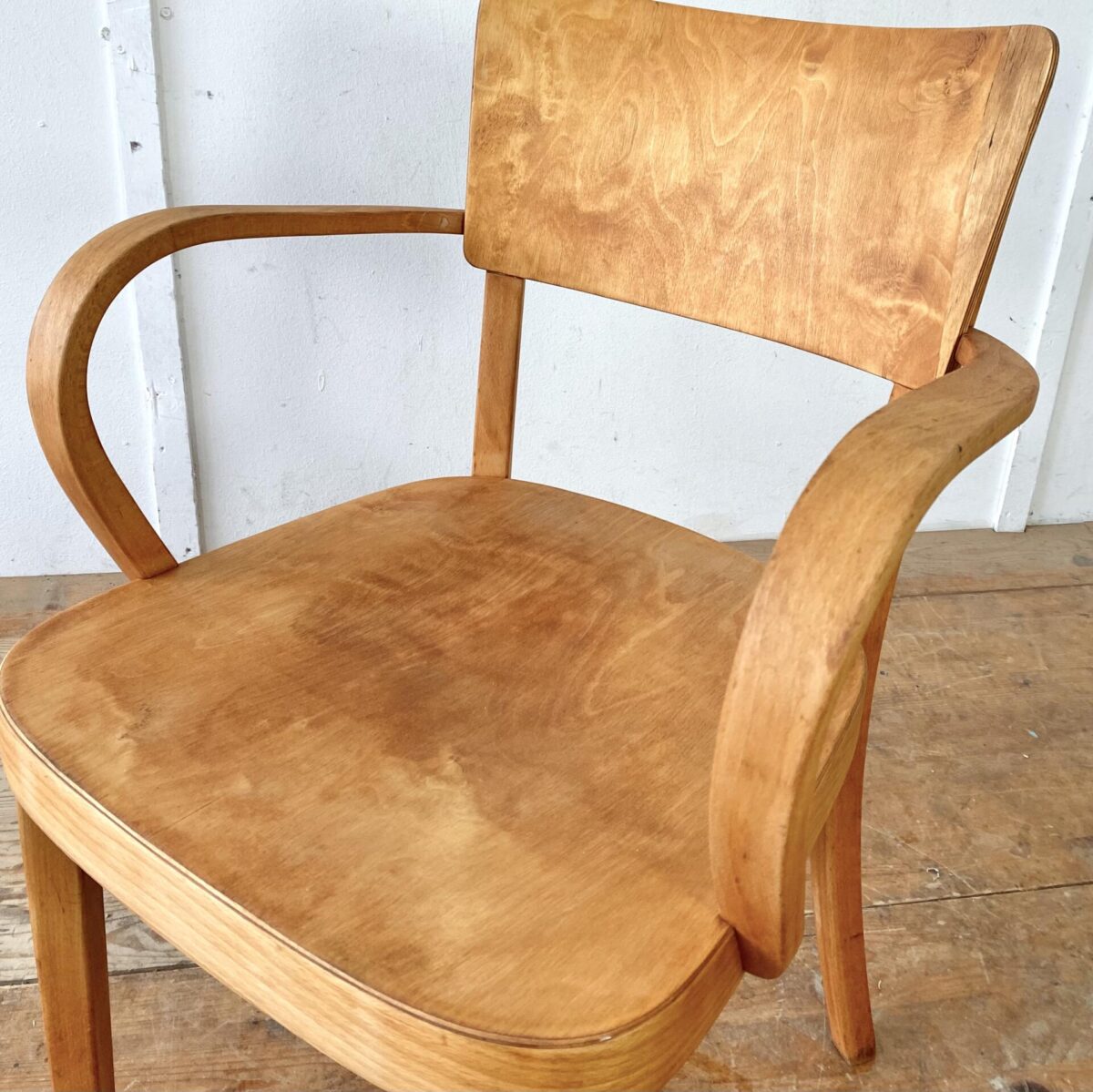 Deuxieme.shop seltener Bugholz Sessel. Swissdesign 50er Jahre. Horgen Glarus Armlehnstuhl von 1958. Sitz und Lehne aus Sperrholz, formverleimt. Die restlichen Teile sind aus Buche Vollholz, Dampfgebogen. Der Stuhl ist in stabilem restaurierten Zustand, fehlende Furnier Ausbrüche wurden frisch eingesetzt, die wackligen Vorderbeine neu eingeleimt. Die Holz Oberflächen sind geschliffen und geölt. 