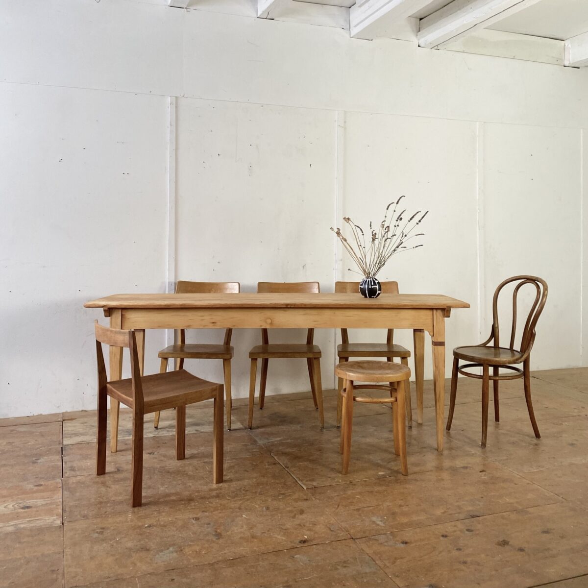 Deuxieme.shop alter Holztisch Beizentisch. Tannenholz Biedermeiertisch. 200x65cm Höhe 76.5cm. Der Tisch ist in stabilem aufbereiteten Zustand. Die Holz Oberflächen sind mit Naturöl behandelt. Es finden bis zu 8 Personen daran Platz. 