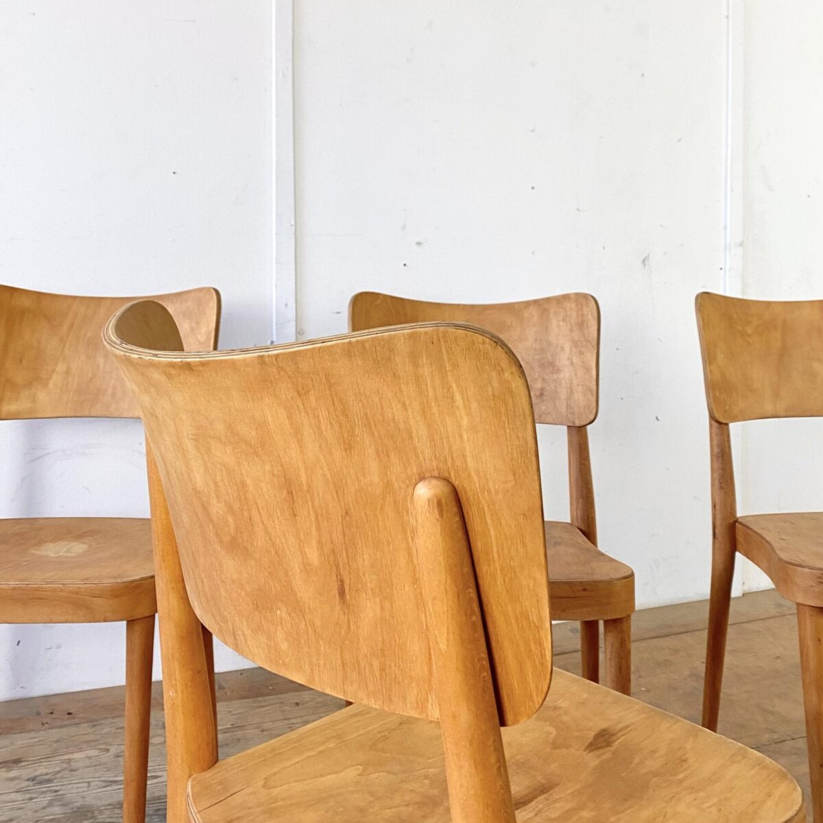 Deuxieme.shop Max bill Stühle. 4er Set Horgen Glarus Stühle von 1958. Die Stühle sind in stabilem restaurierten Zustand, die Holz Oberflächen sind geschliffen und geölt. Sitz und Lehne sind aus Sperrholz formverleimt, die restlichen Teile aus Buche Vollholz Dampfgebogen. Die konischen Rundbeine und die Rückenlehne wurden später beim Max Bill Kreuzzargen Stuhl wieder aufgegriffen. Die Stühle sind stapelbar, und werden heute noch in ähnlicher Form ähnlich produziert, mit dem Namen Stapel 1-680. 