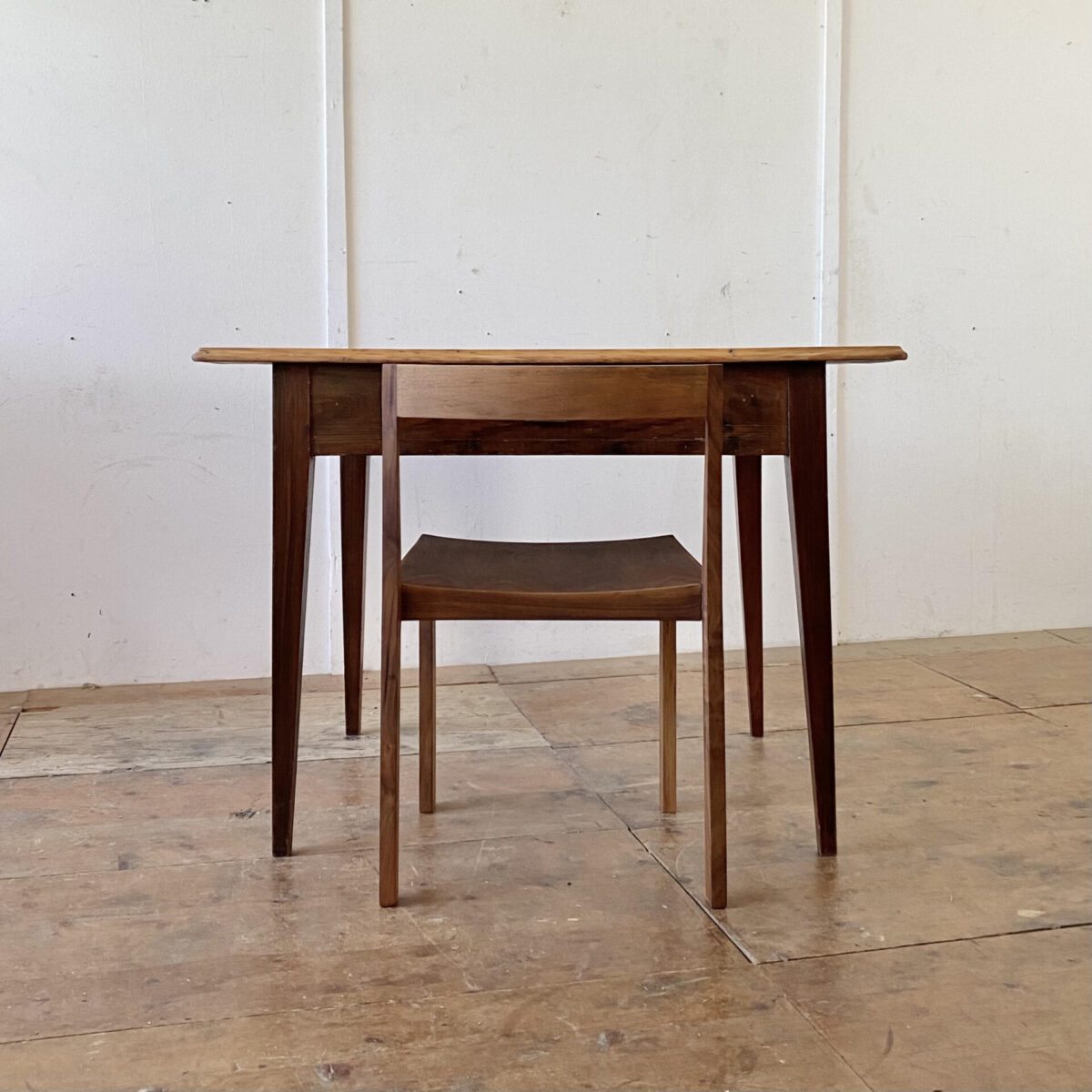 Deuxieme.shop alter Holztisch Tannenholz Schreibtisch mit Schublade. 104x75cm Höhe 74.5cm. Der Tisch Unterbau ist dunkel, Tischplatte Tannenholz mit Profilkante. 