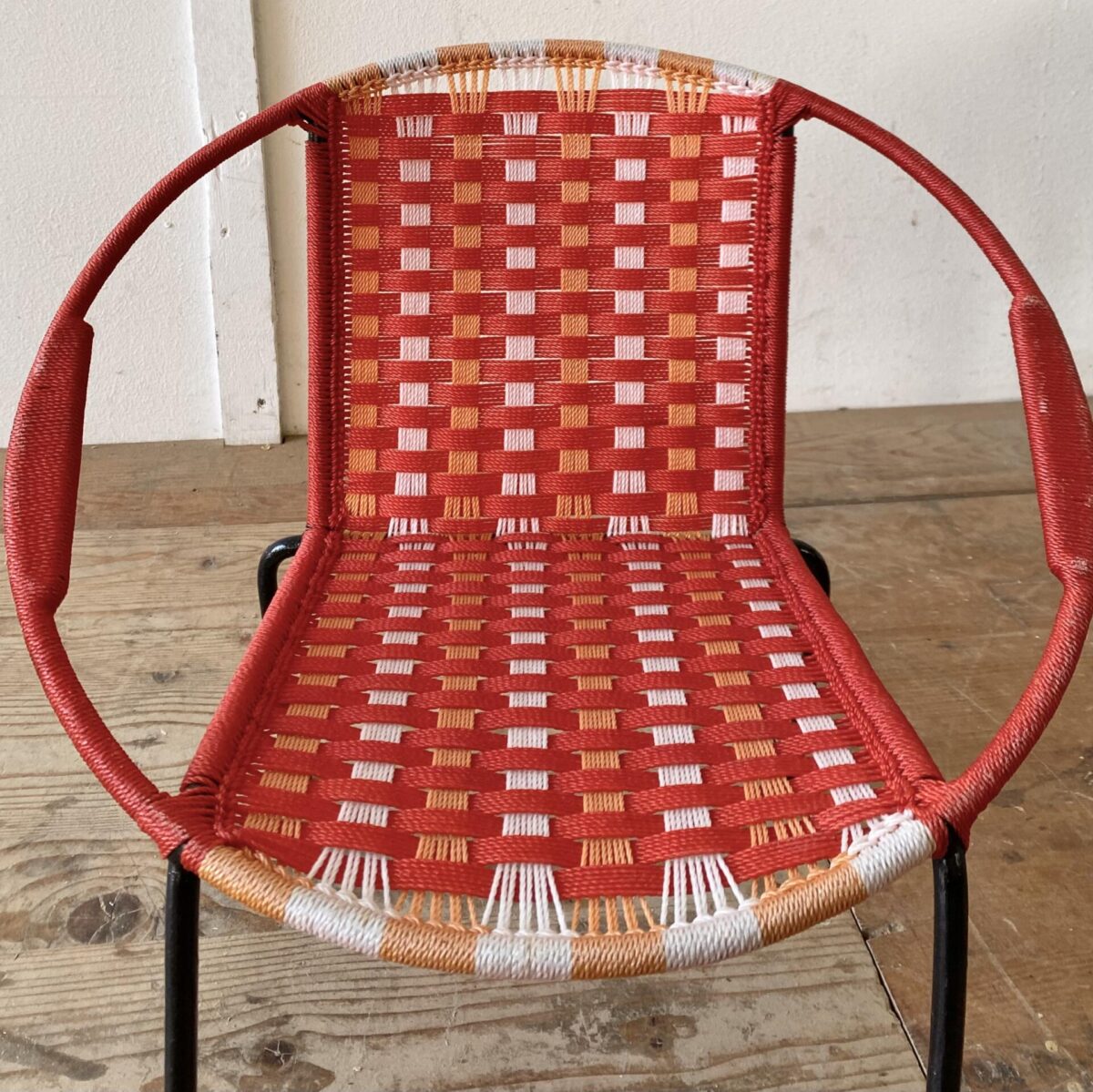 Deuxieme.shop 60er Jahre Baloon Chair. Kleiner Kinder Sessel. Durchmesser 42cm Sitzhöhe 20cm. Das Metallgestell ist schwarz lackiert, die Bespannung ist in gutem Zustand. 